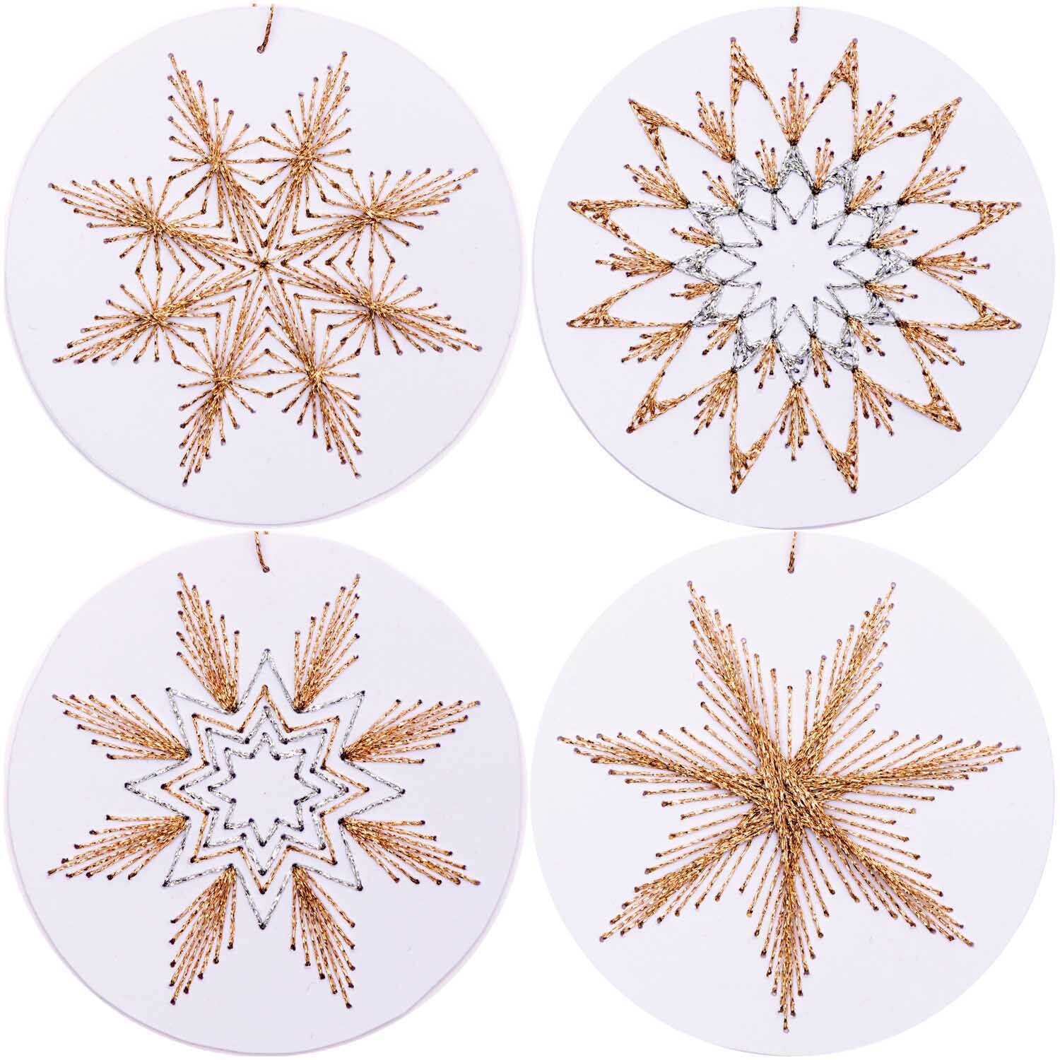 Anhänger Weihnachtskugel zum Besticken, 8 Stück, mit goldenen und silbernen Sternmustern auf weißem Hintergrund von Rico Design.