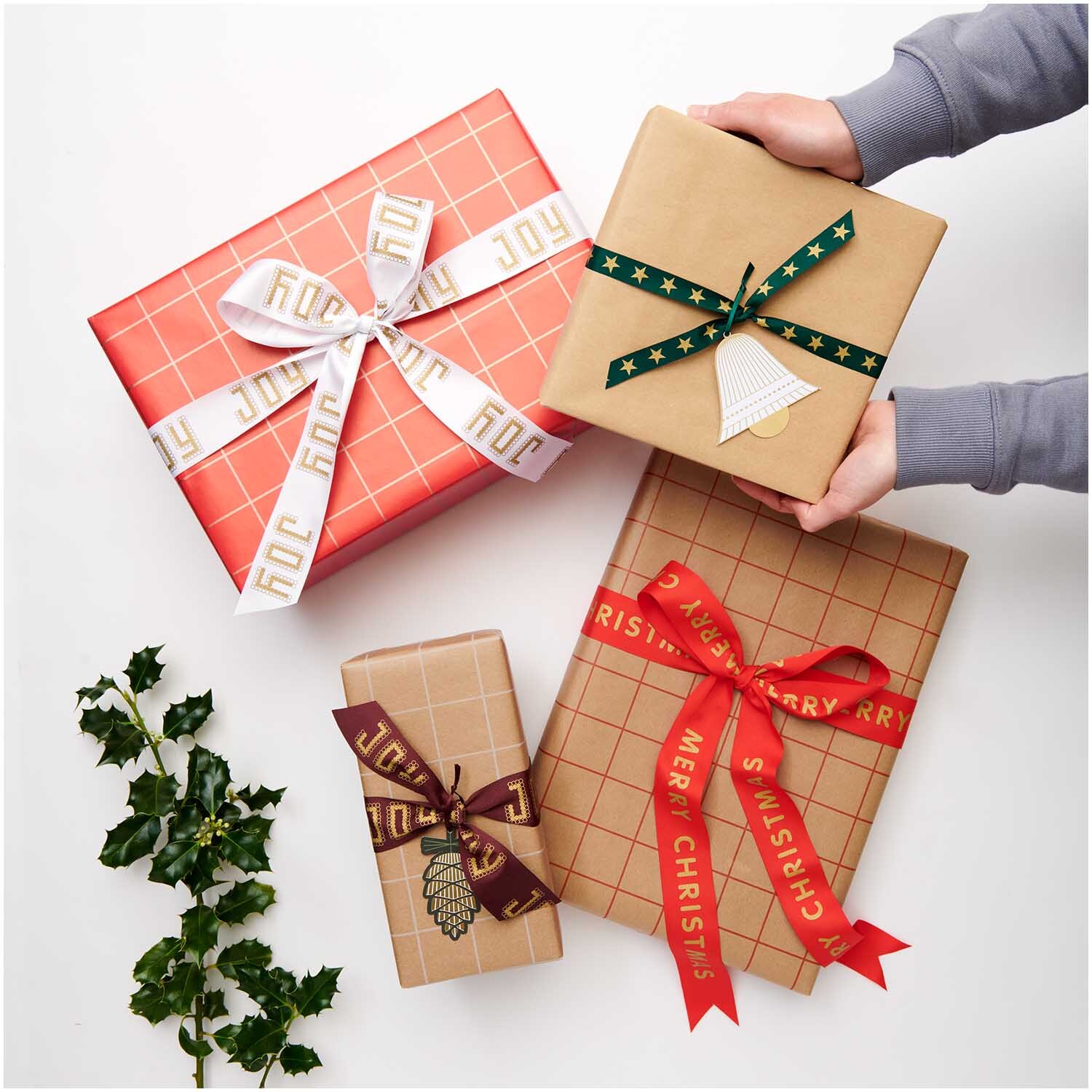 Paper Poetry Taftband Merry Christmas rot 38mm 3m von Rico Design Paper Poetry Taftband Merry Christmas verziert Geschenke in verschiedenen Farben und Mustern.