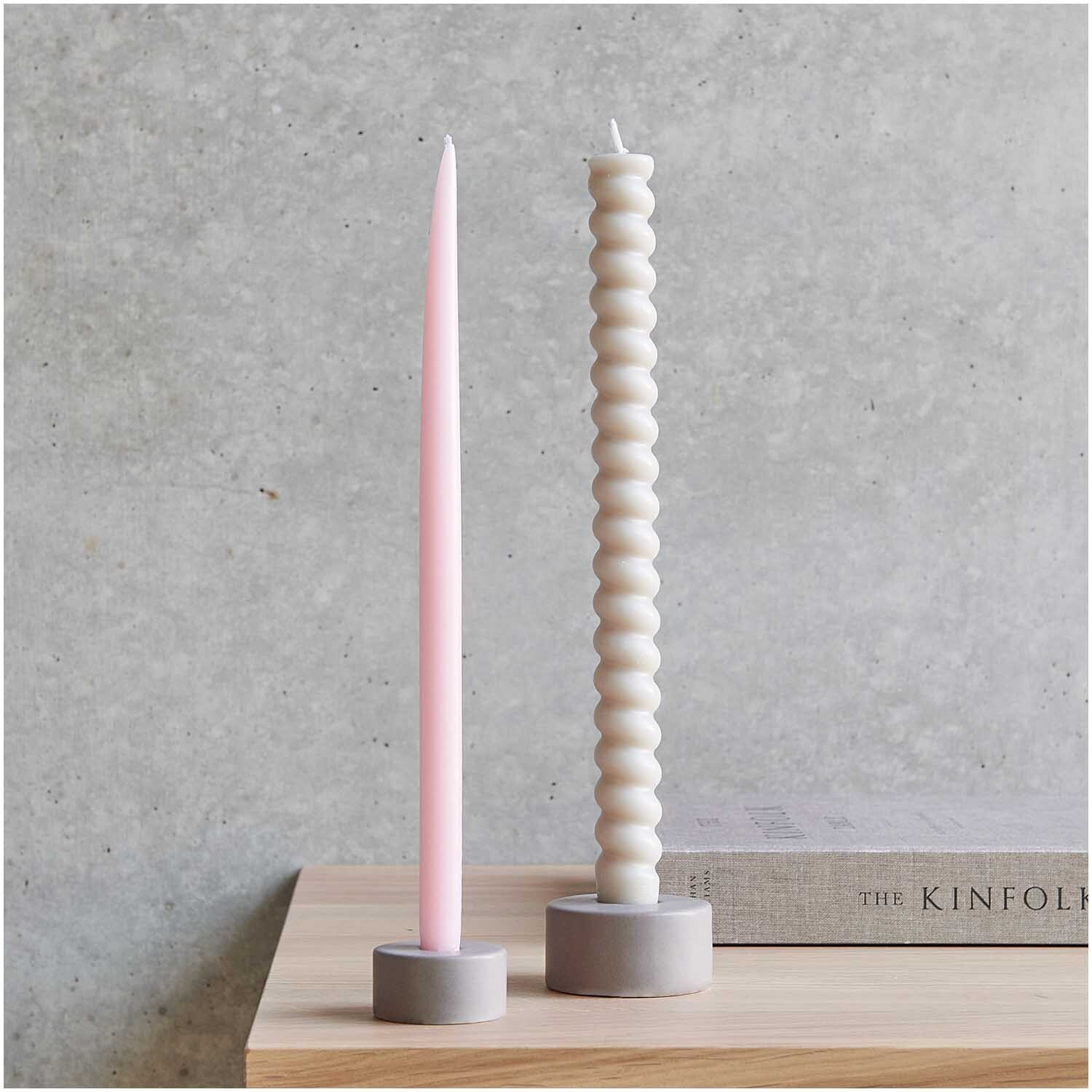 Keramikkerzenhalter 6x3cm von Rico Design mit zwei Kerzen, eine rosa, eine weiß, auf Holztisch.