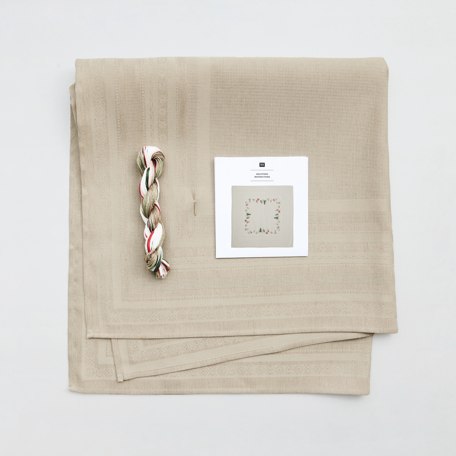Stickpackung Tischdecke Winterlandschaft von Rico Design, beige, mit Garn und Anleitung auf 90x90cm Stoff.