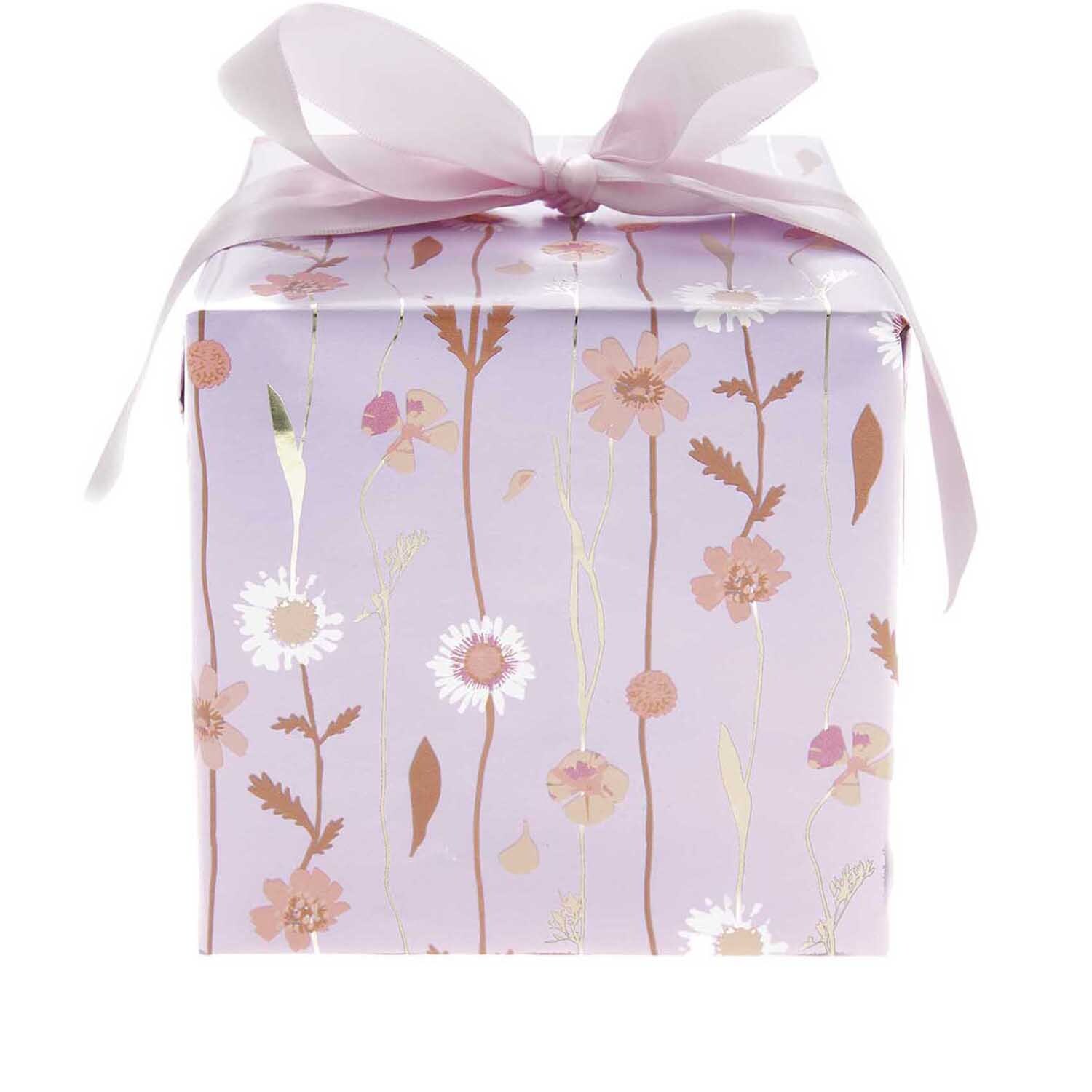 Paper Poetry Geschenkpapier Blumenranken flieder 70cm 2m 80g/m² von Rico Design Paper Poetry Geschenkpapier mit Blumenmuster in Flieder, verpackt als Geschenk mit rosa Schleife. Ideal für besondere Anlässe.