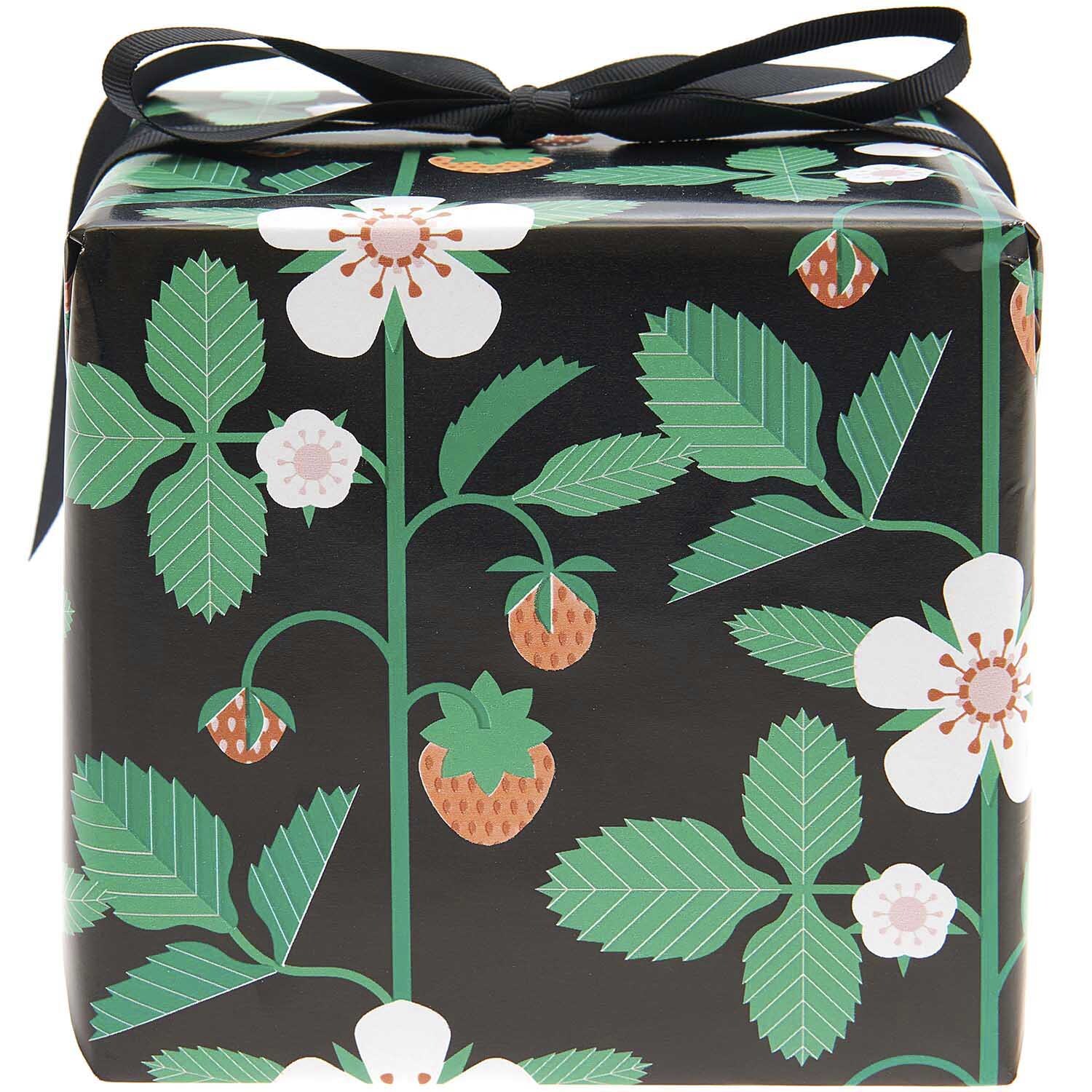 Paper Poetry Geschenkpapier Erdbeeren schwarz 200x70cm 80g/m² von Rico Design Geschenkpapier mit Erdbeermuster auf schwarzem Hintergrund, verpackt als Geschenk, von Rico Design.
