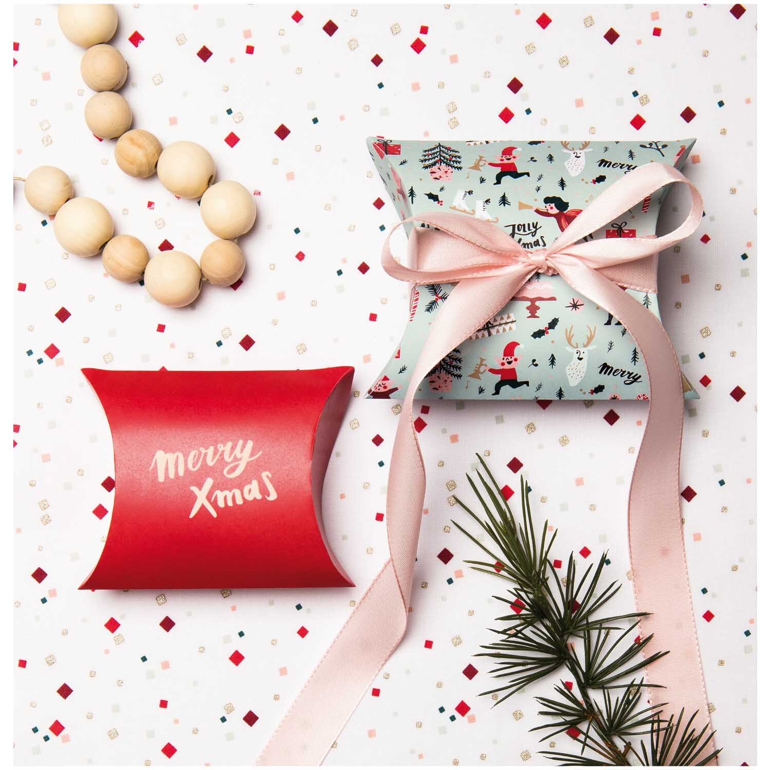 Paper Poetry Geschenkschachteln Jolly Christmas Classic 6 Stück von Rico Design Paper Poetry Geschenkschachteln Jolly Christmas Classic von Rico Design, dekoriert mit rosa Schleife und weihnachtlichen Motiven auf festlichem Hintergrund.
