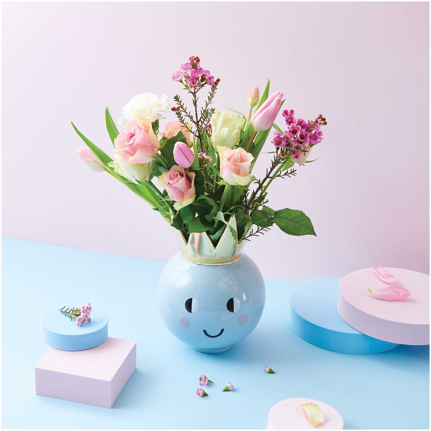 Keramik Vase Krone Ø15cm H22,8cm Farbe Blau von Rico Design Keramik Vase Krone Ø15cm H22,8cm mit Blumenarrangement, pastellblau, von Rico Design auf einem Tisch.