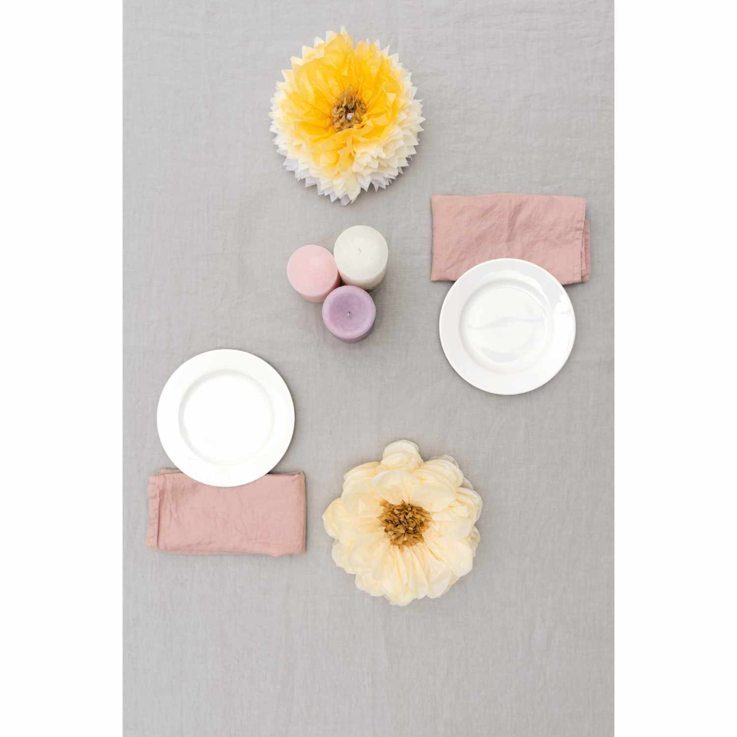 Seidenpapierblumen 25cm 2 Stück von Rico Design in Gelb, dekorativ arrangiert mit Tellern und Servietten auf einem Tisch.