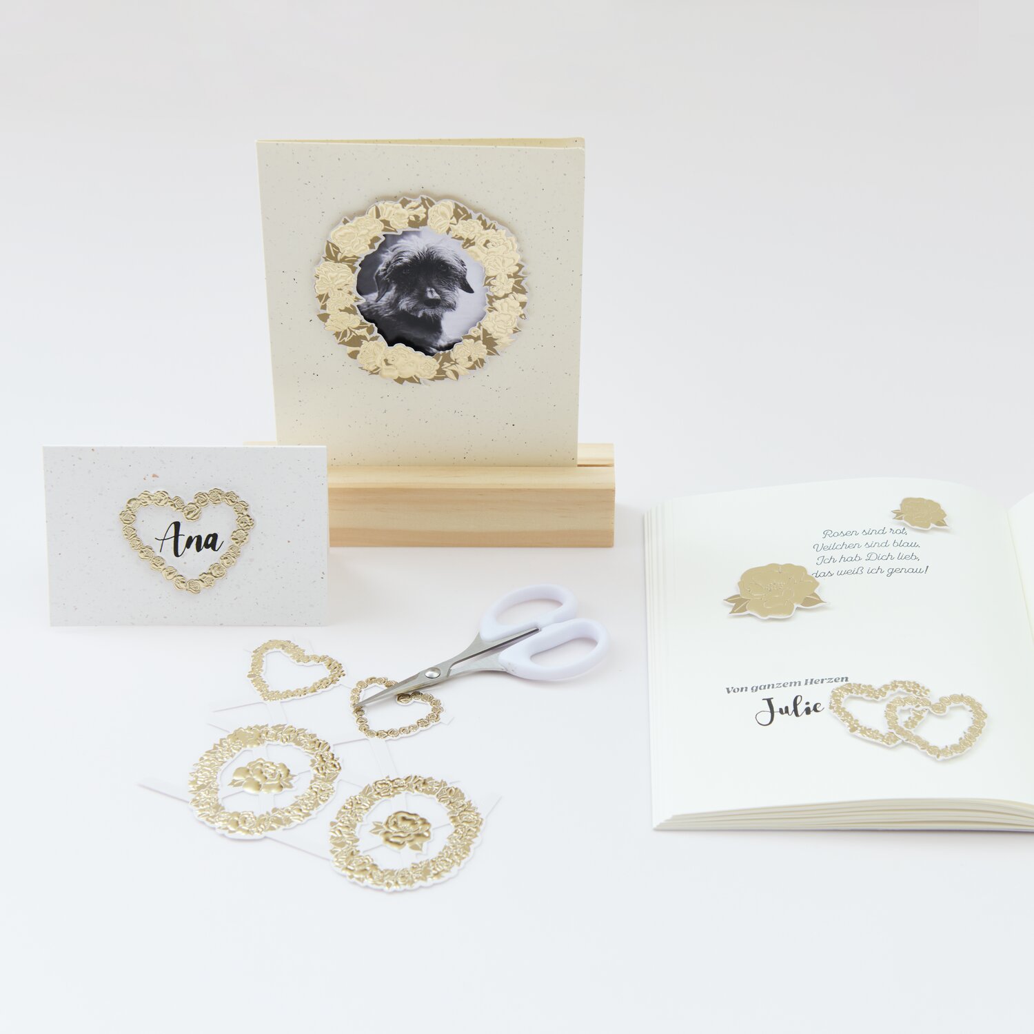 Paper Poetry Glanzbilder Frames Gold 1 Blatt von Rico Design Paper Poetry Glanzbilder Frames Gold: Kreatives Set mit goldenen Rahmen und Herzen von Rico Design, ideal für personalisierte Karten und Alben.