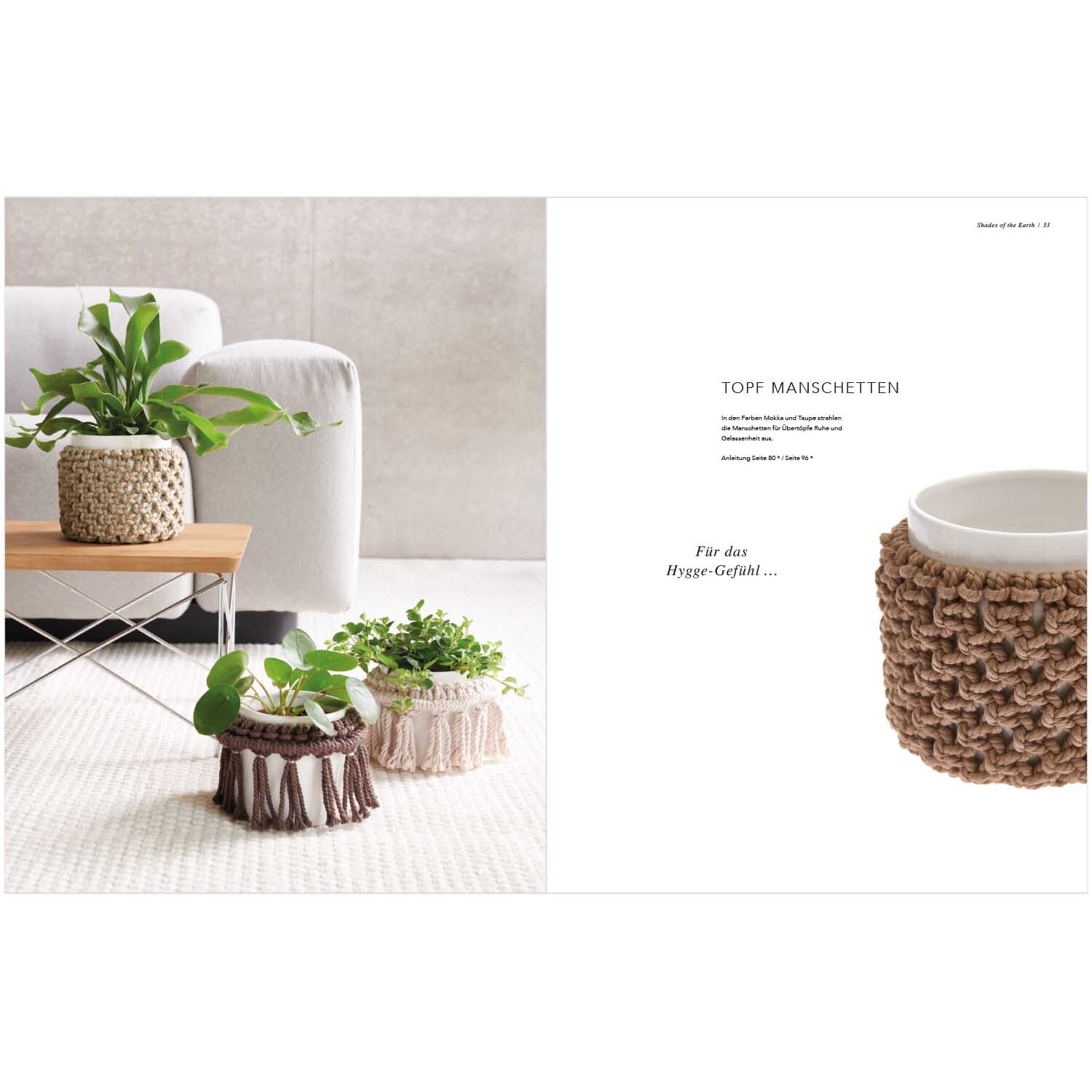 Rico Macrame von Rico Design Rico Macrame: Pflanzentöpfe mit handgefertigten Makramee-Überzügen auf einem hellen Teppich.