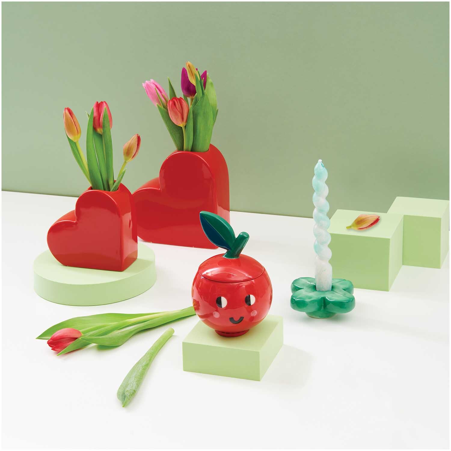 Keramik Vase Herz klein 12x5,5x12cm Farbe Rot von Rico Design Keramik Vase Herz klein 12x5,5x12cm mit Tulpen, rote Farbe, von Rico Design, auf grünem Hintergrund.