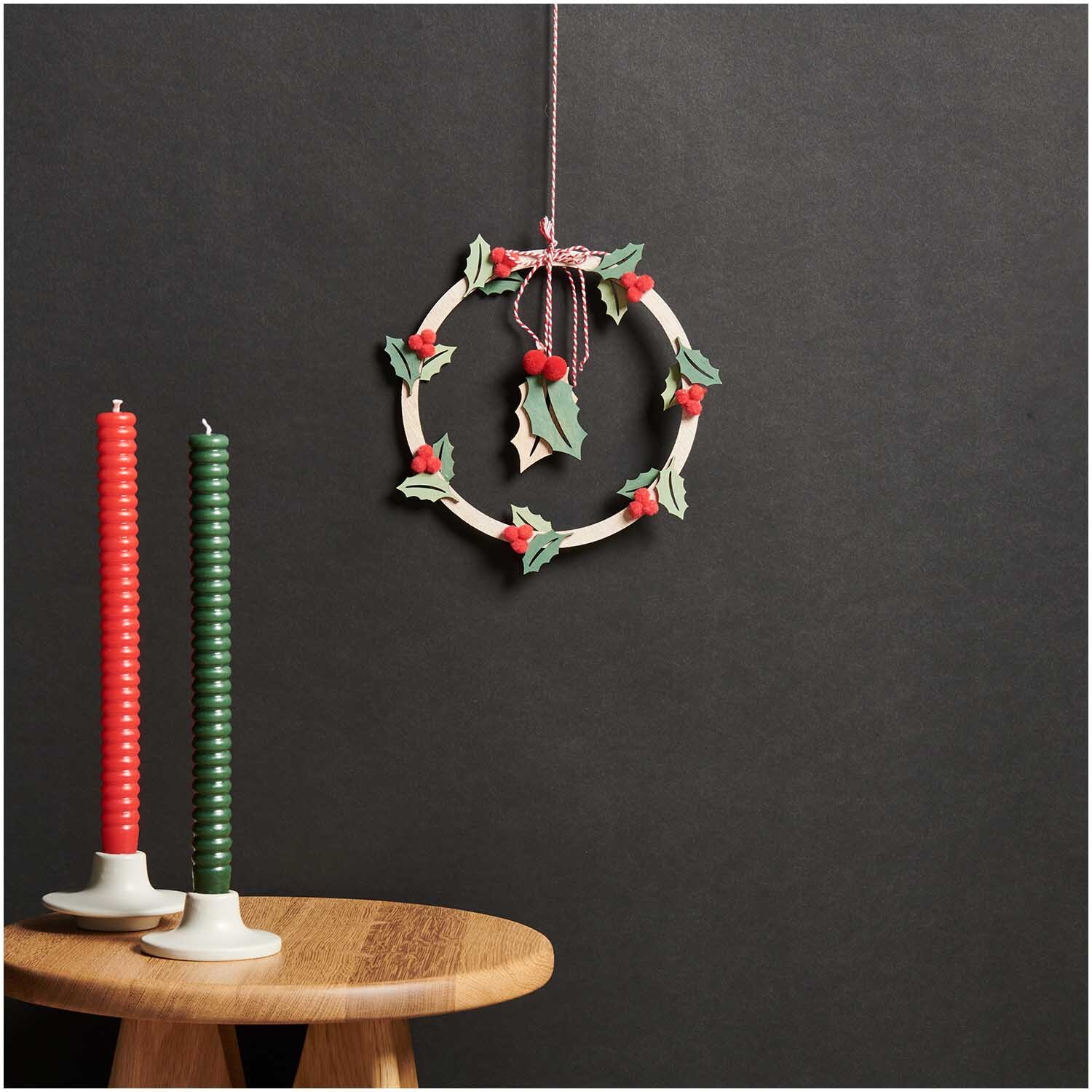 Holzkranz Ilex mit Pompons natur-grün 22cm von Rico Design