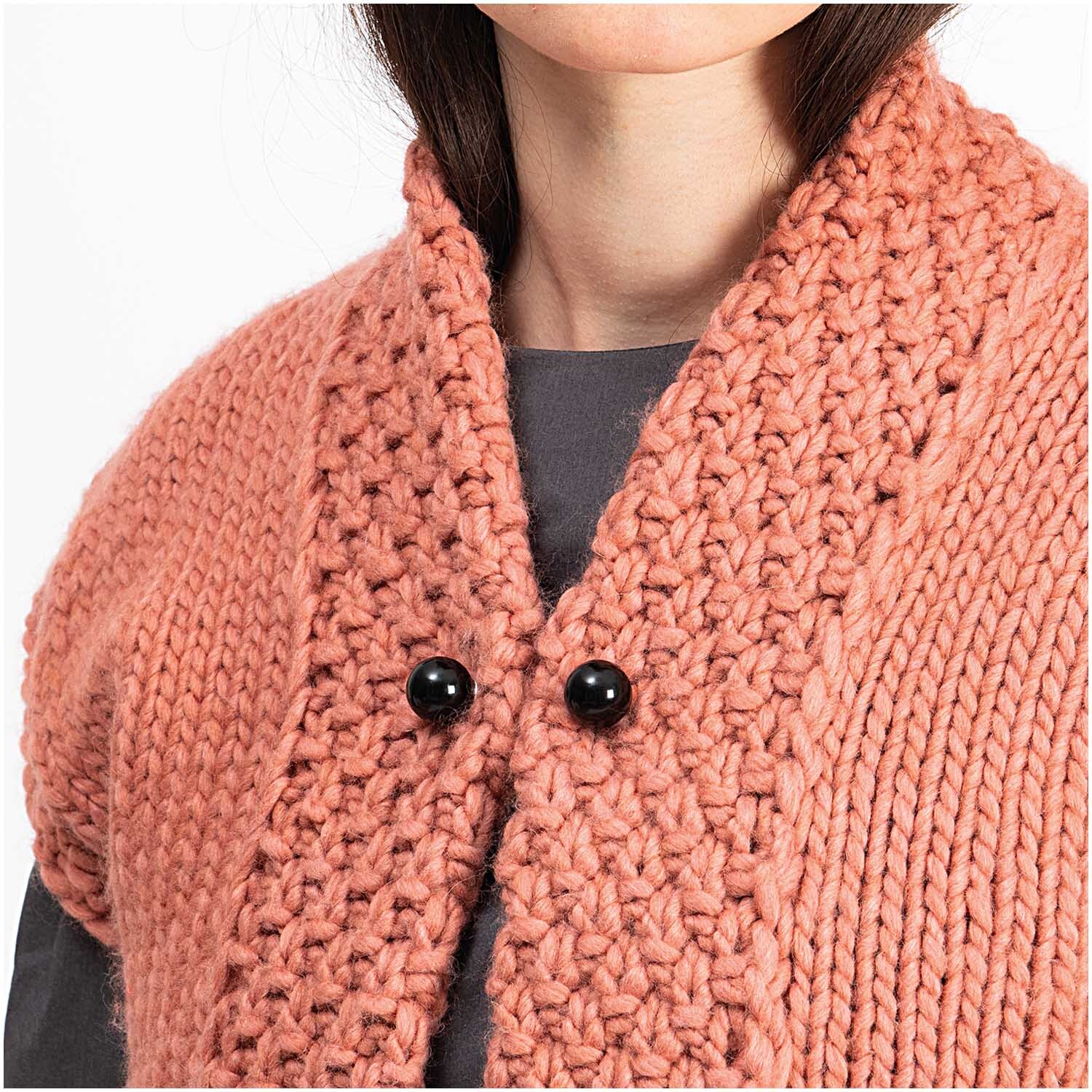 Zwei-Perlen-Pin 65mm 1 Stück Farbe Schwarz von Rico Design Zwei-Perlen-Pin 65mm 1 Stück von Rico Design an einem grob gestrickten, rosafarbenen Schal befestigt.
