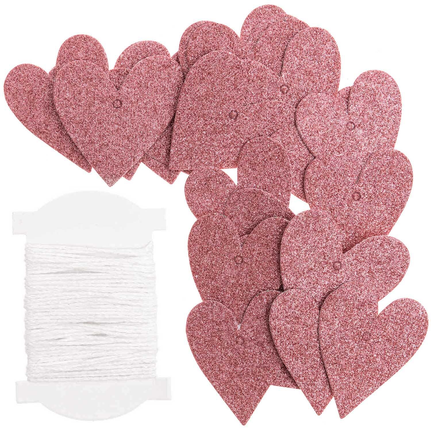 Paper Poetry Papieranhänger in Herzform mit Glitter in Rosa, 24 Stück, neben weißem Faden. Ideal für kreative Bastelprojekte.