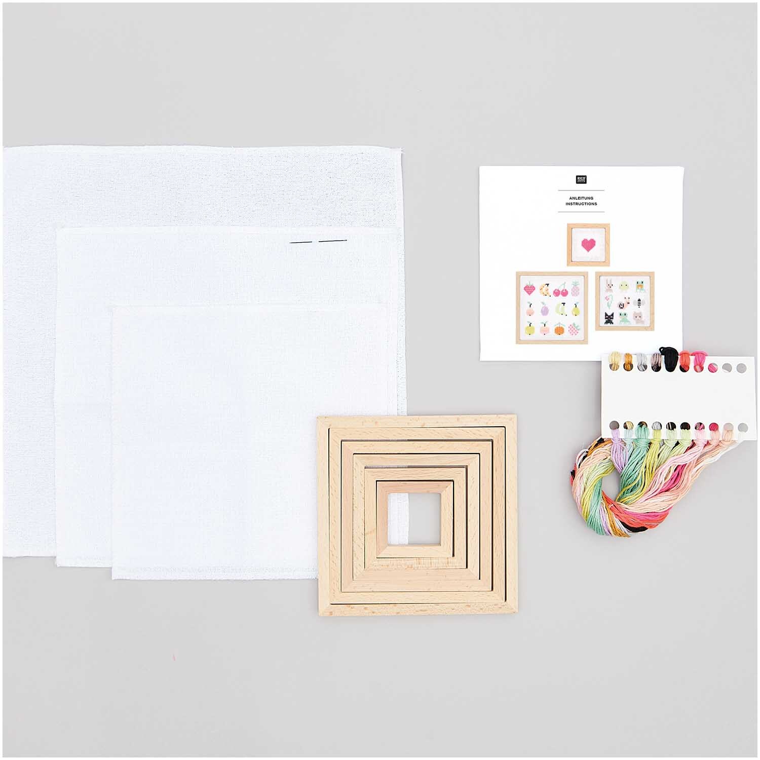 Kit de broderie Pixel Art 3 pièces 11x11cm from Rico Design Stickpackung Pixel Art 3er Set von Rico Design mit bunten Garnen, Stoffen und Anleitungen. Ideal für kreative Handarbeiten.