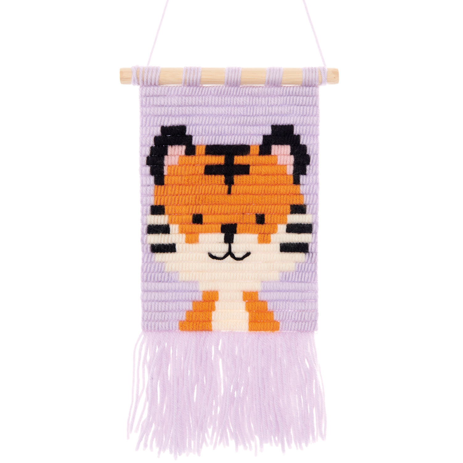 Longstitch Stickpackung Tiger zeigt ein niedliches Tigerdesign auf einem Wandteppich von Rico Design, 18x30cm, mit lila Fransen.