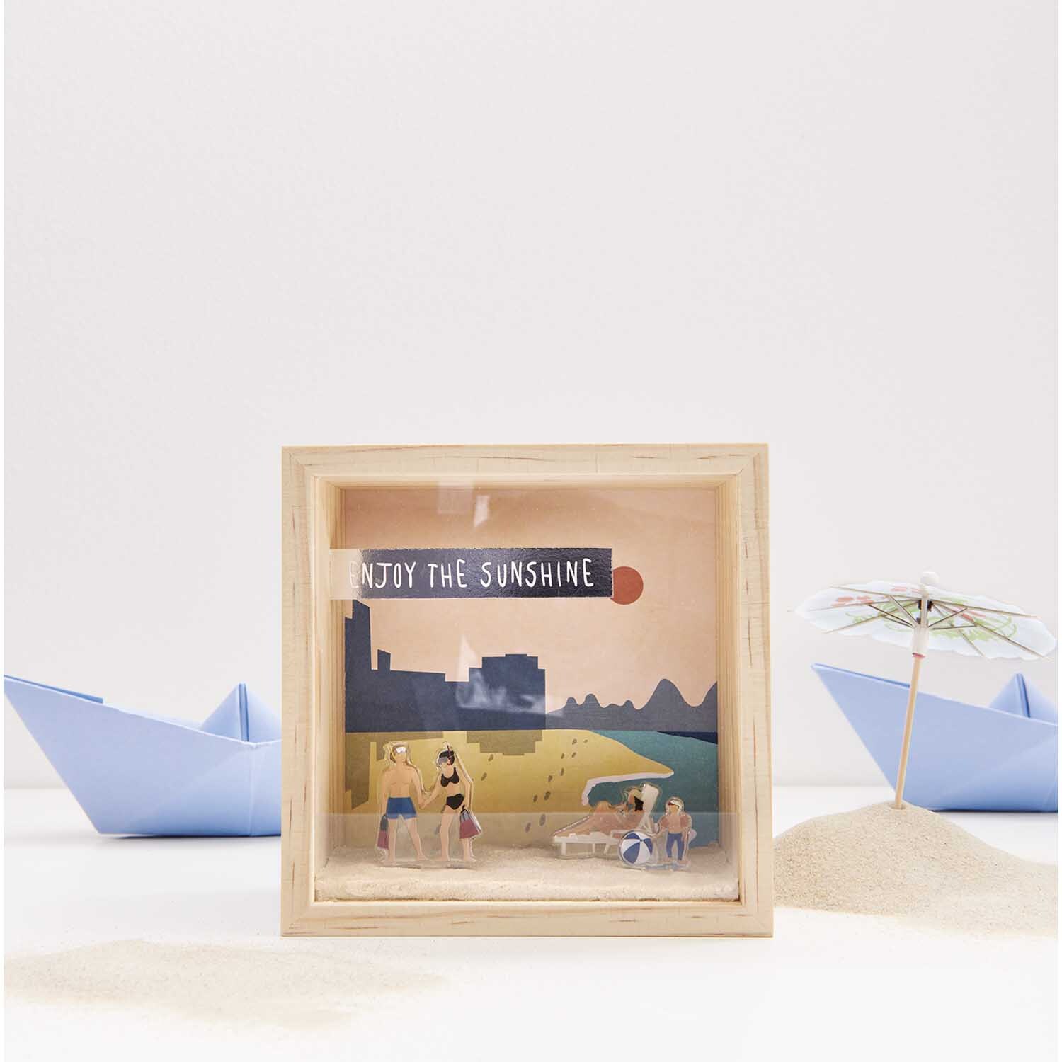 Figurico Gelsticker Wassersport von Rico Design Figurico Gelsticker Wassersport: Sommerliches Strandmotiv in Holzrahmen, umgeben von blauen Papierbooten und Sand.
