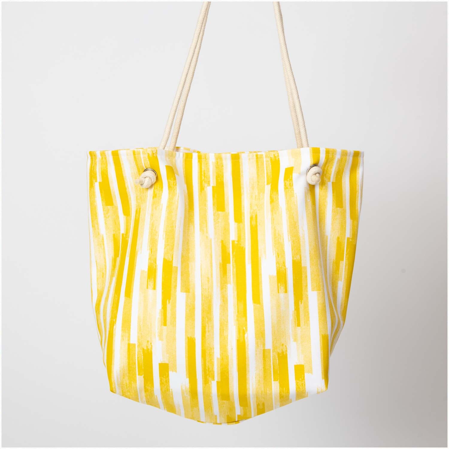 Druckstoff Canvas Aloha Streifen gelb-weiß 50x140cm von Rico Design Druckstoff Canvas Aloha Streifen gelb-weiß 50x140cm von Rico Design. Stofftasche mit gelben und weißen Streifen, ideal für sommerliche Projekte.
