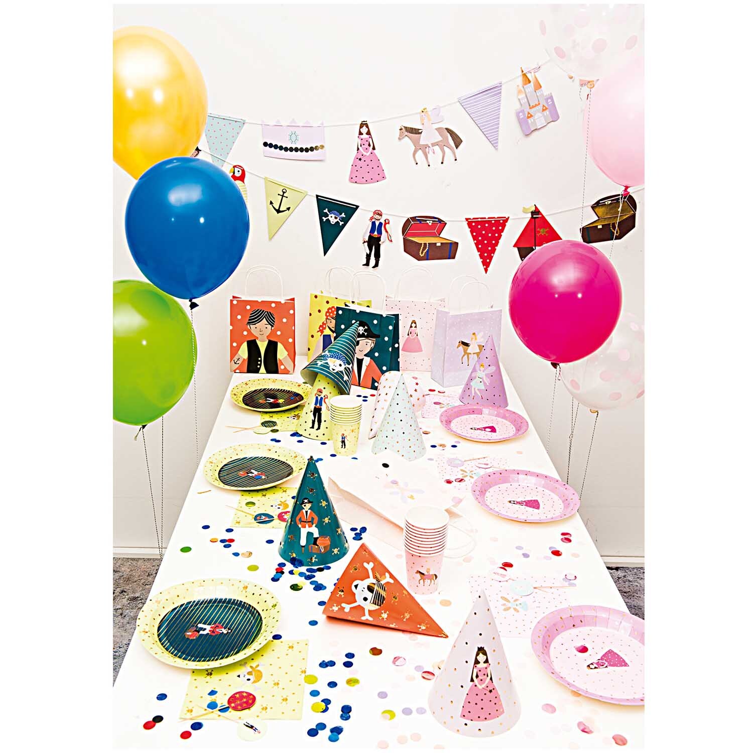 Serviette Pirat 33x33cm 20 Stück von Rico Design Serviette Pirat 33x33cm 20 Stück: Bunte Partydekoration mit Piratenmotiven, Luftballons und Geschirr auf einem festlich gedeckten Tisch.