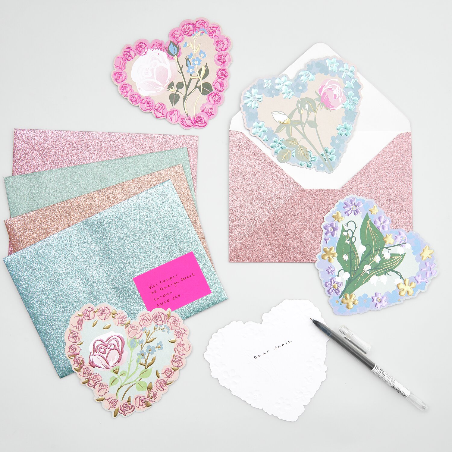 Paper Poetry Kartenset La Vie en Rose Herzen 16-teilig von Rico Design Paper Poetry Kartenset La Vie en Rose Herzen, 16-teilig, mit glitzernden Umschlägen und floralen Herzmotiven in Rosa und Blau.