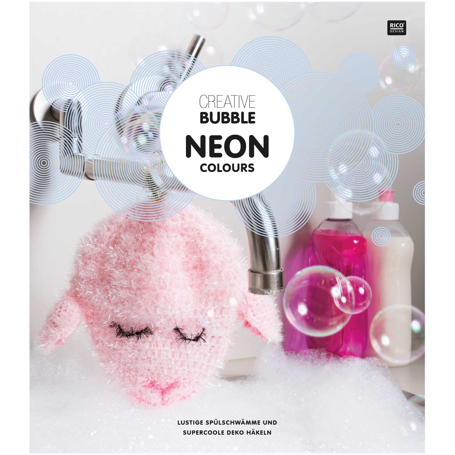 Creative Bubble - Neon Colours: Ein rosa Spülschwamm in Schafform unter einem Wasserhahn mit Seifenblasen. Markenname: Rico Design.