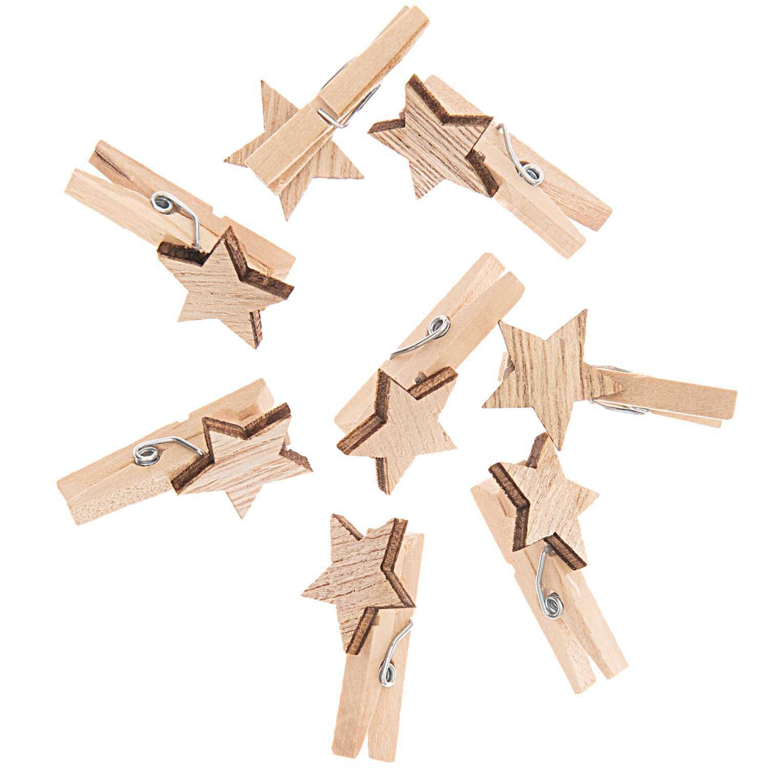 Dekoklammern Stern natur 3cm 8 Stück von Rico Design Dekoklammern Stern natur 3cm 8 Stück von Rico Design. Holzklammern mit Sternmotiv, ideal für kreative Dekorationen.