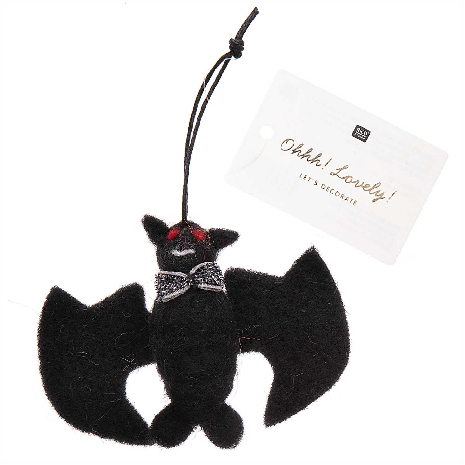 Fledermaus handgefilzt schwarz 9,5x7,5cm von Rico Design Fledermaus handgefilzt schwarz 9,5x7,5cm von Rico Design, mit rotem Gesicht und Schleife, ideal als Dekoration.
