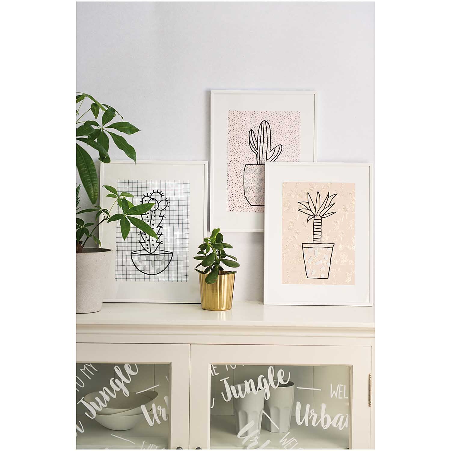 Vorlagenmappe Hygge Fenster- und Glasmalerei mit Kreidestiften von Rico Design Vorlagenmappe Hygge Fenster- und Glasmalerei mit Kreidestiften zeigt Pflanzenbilder in weißen Rahmen auf einem Schrank.