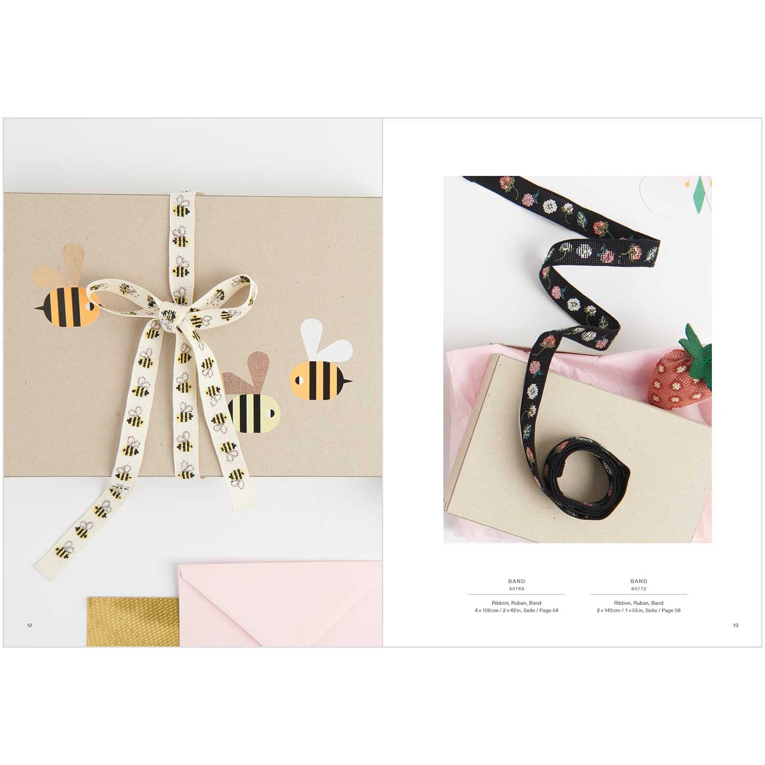Livret de broderie Just Bees + Fruits + Flowers No. 181 from Rico Design Stickbuch Just Bees + Fruits + Flowers Nr. 181 zeigt kreative Stickmuster mit Bienen und Früchten auf Geschenkverpackungen.