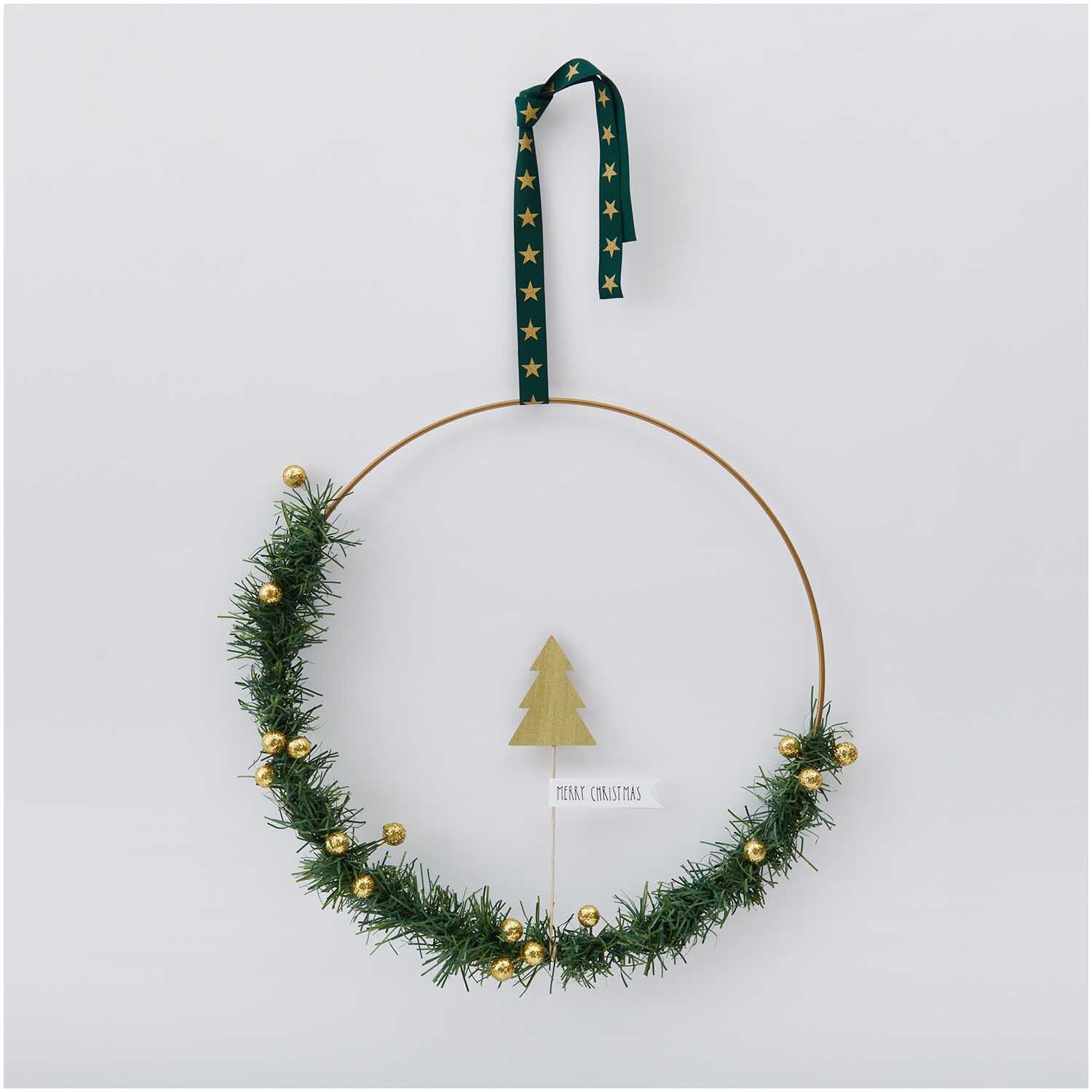 Picker Tannenbaum 27x5cm Farbe Gold von Rico Design Picker Tannenbaum 27x5cm: Dekorativer Kranz mit goldenen Kugeln und grünem Band, ideal für festliche Anlässe.