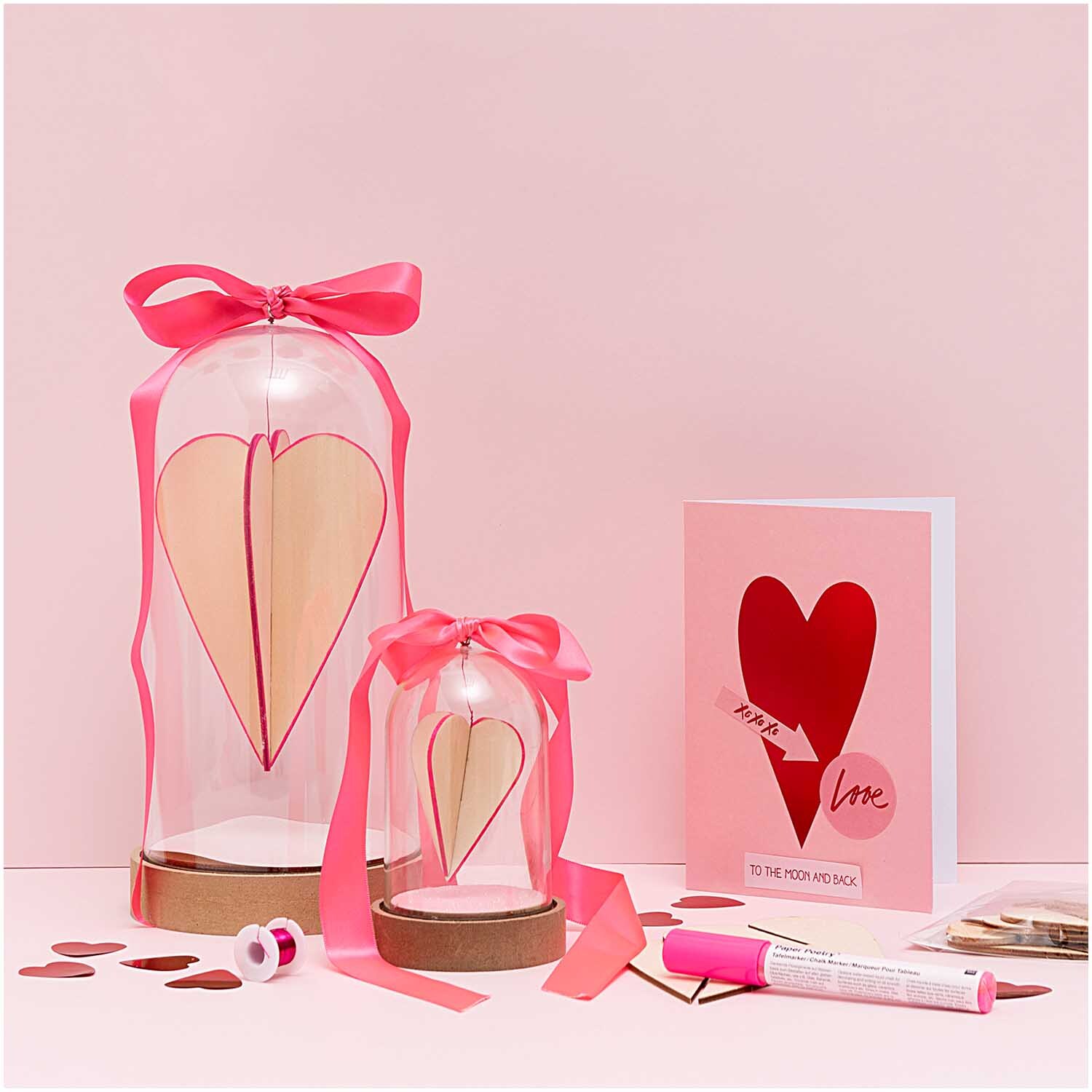 Paper Poetry Satinband 25mm 3m Farbe Neonpink von Rico Design Paper Poetry Satinband in Neonpink von Rico Design, dekoriert mit Herzmotiven und Geschenkartikeln.