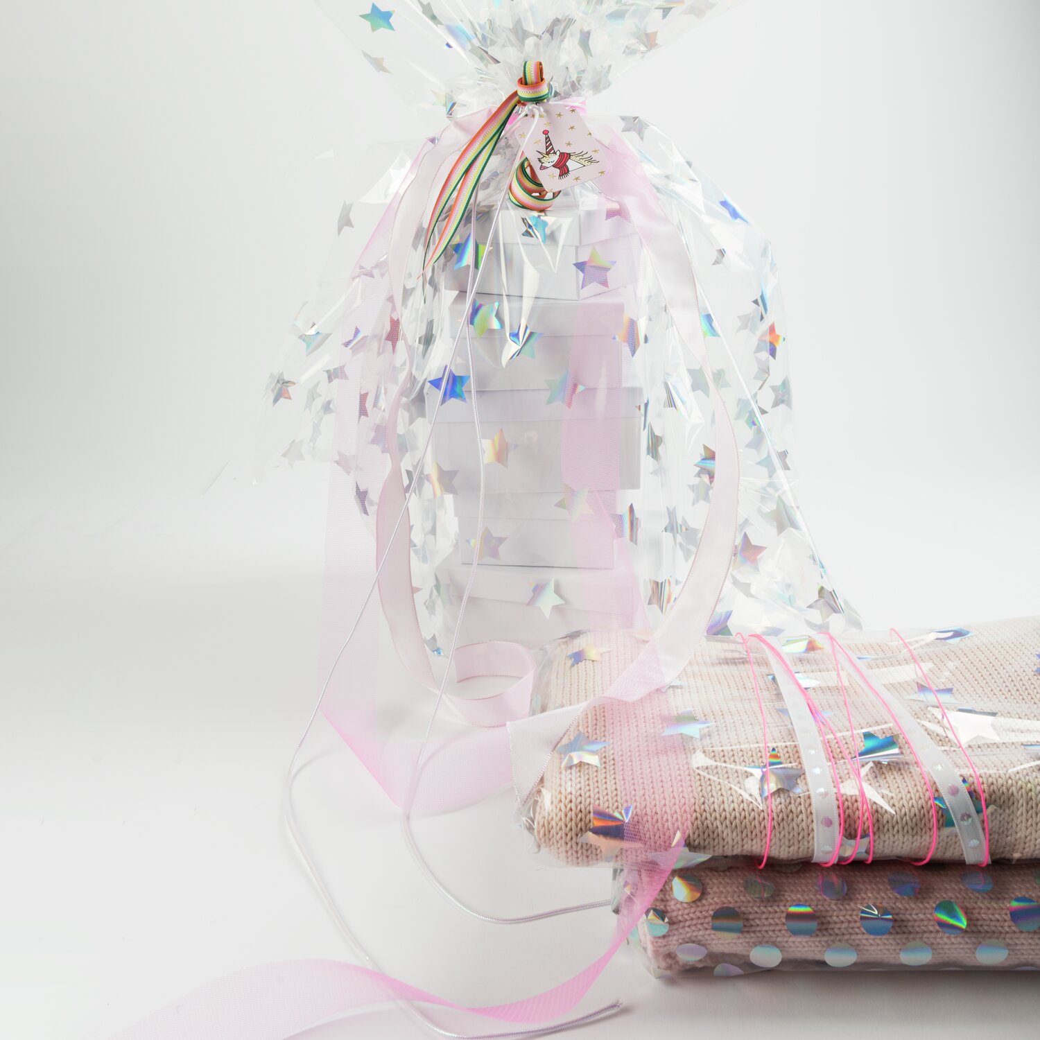 Paper Poetry Geschenkfolie Punkte gold von Rico Design GESCHENKFOLIEN MIX WEIHNACHTEN zeigt bunte Geschenkfolien mit Sternen und Punkten, ideal für festliche Verpackungen.