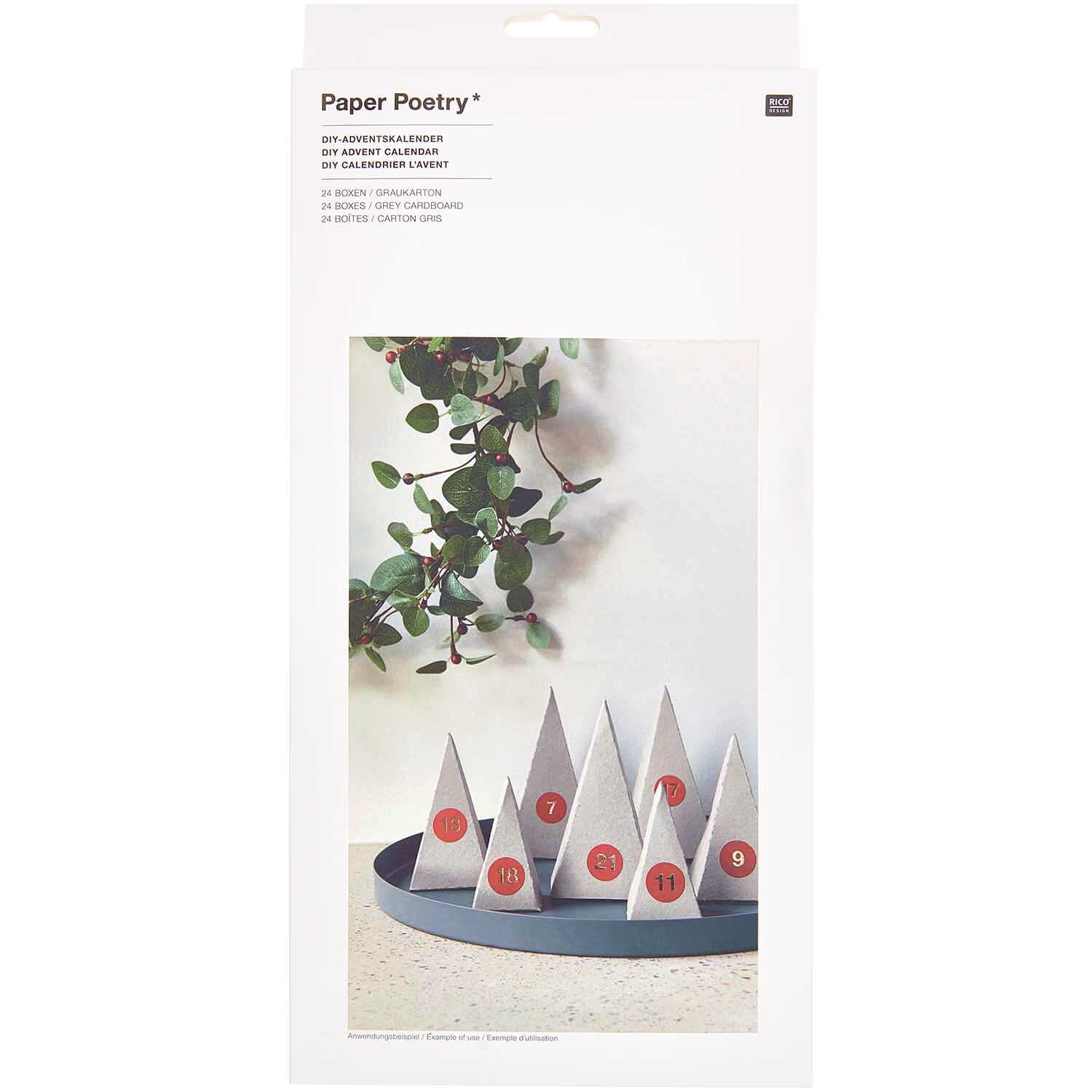 Paper Poetry Adventskalender Bäume 24 Stück Farbe Graukarton von Rico Design Paper Poetry Adventskalender Bäume 24 Stück aus Graukarton, dekoriert mit roten Zahlen, auf einem Tablett vor einer Pflanze.