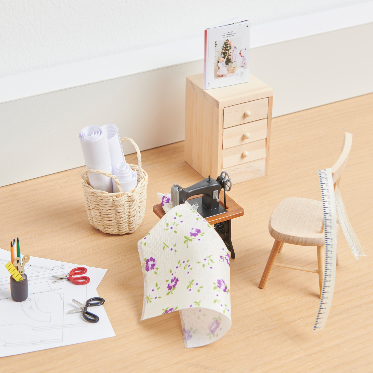 Machine à coudre miniature avec tissu 4,5x3x5cm from Rico Design
