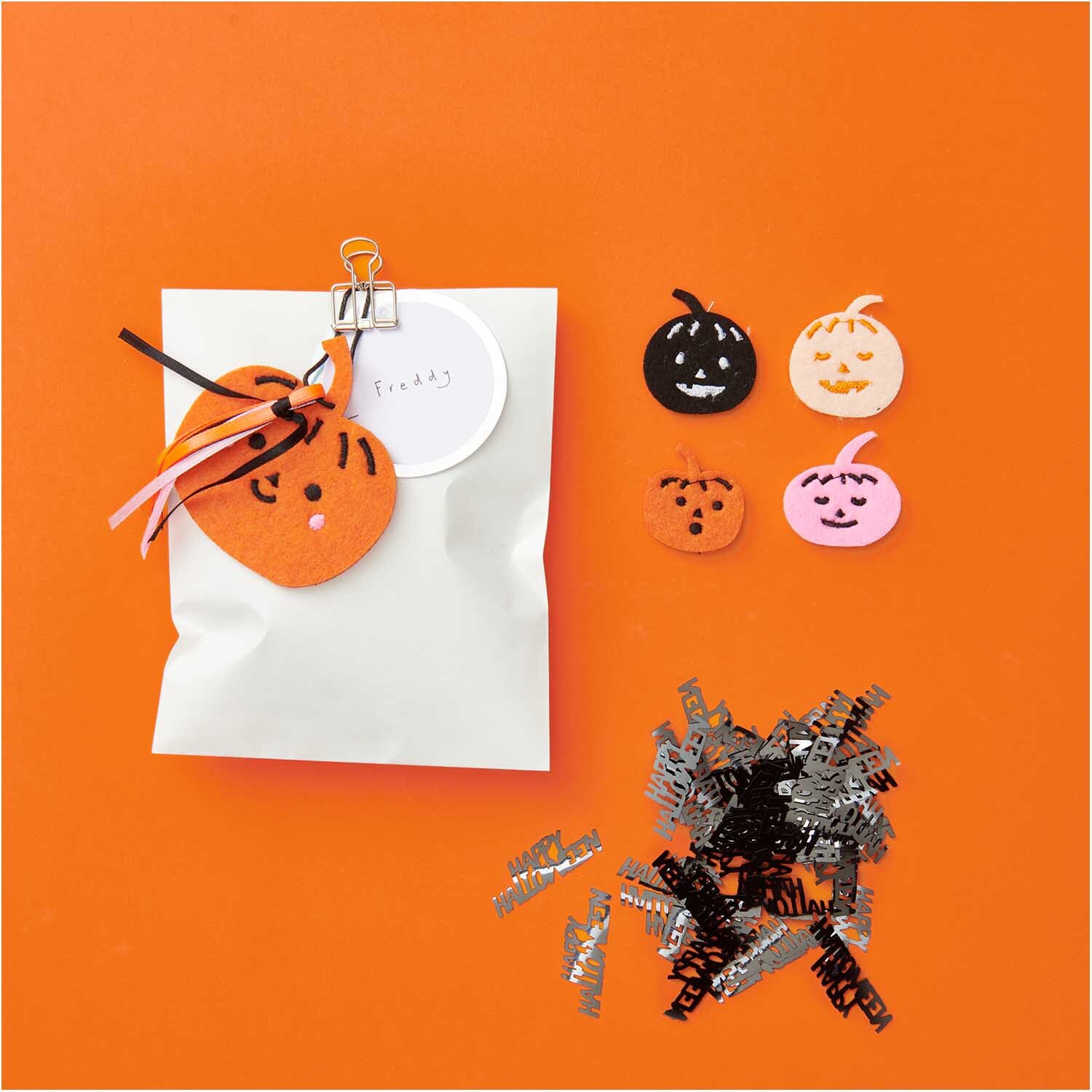 Filzstreu Kürbis Mix mehrfarbig 12 Stück von Rico Design Filzstreu Kürbis Mix mehrfarbig 12 Stück: Verschiedene Kürbisfilzformen und Streuteile auf orangefarbenem Hintergrund. Ideal für kreative Dekorationen.