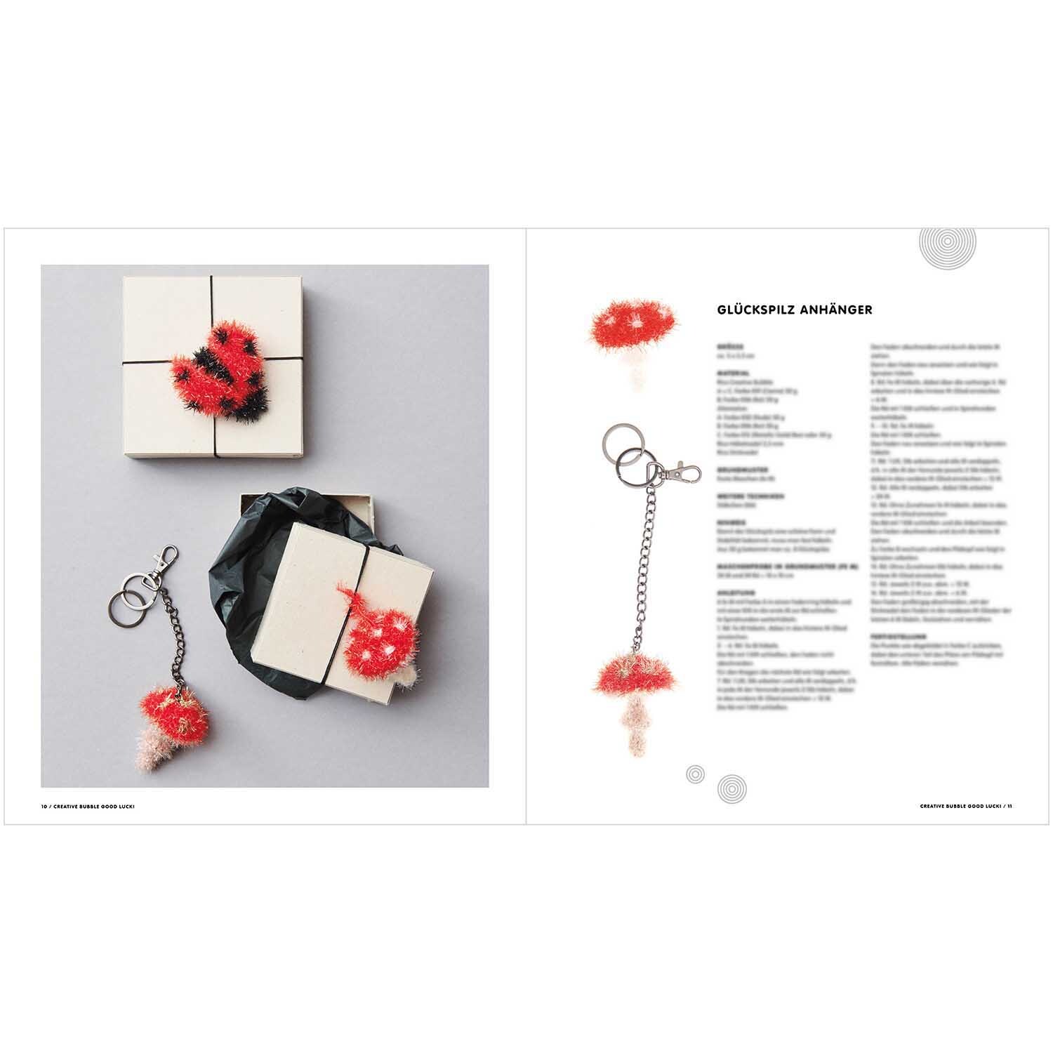 Creative Bubble - Good Luck! von Rico Design Creative Bubble - Good Luck! Schlüsselanhänger in Rot und Weiß, dekorativ auf Geschenkboxen arrangiert. Ideal für kreative DIY-Projekte.