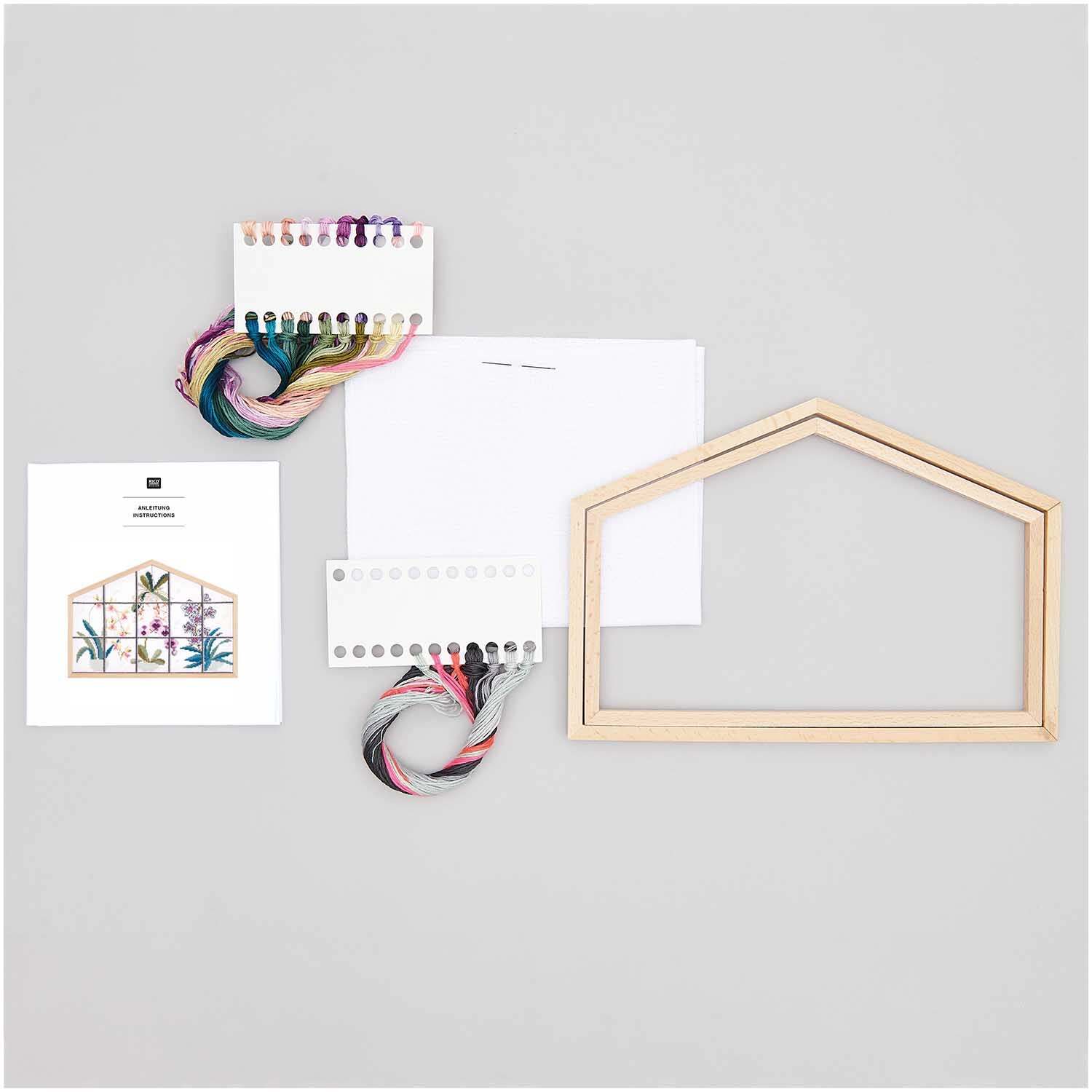Paquet à broder Orchidées grand 28x19cm from Rico Design Stickpackung Orchideen groß von Rico Design: Set mit Holzrahmen, Garn und Anleitung für ein florales Stickprojekt.