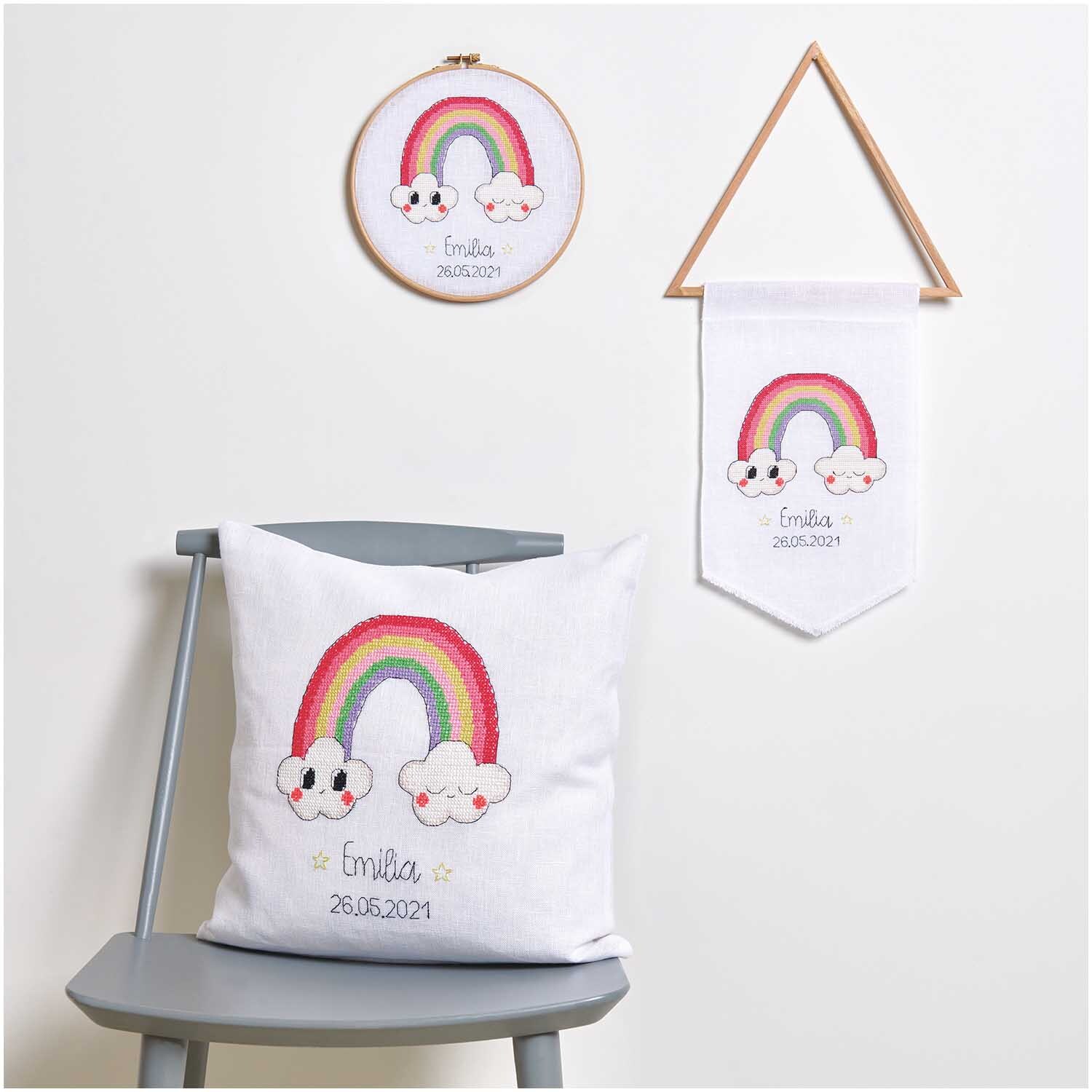 Cadre à broder décoratif triangle Taille 27,5x24cm from Rico Design Dekostickrahmen Dreieck: Bunte Stickerei mit Regenbogenmotiv auf Kissen und Wanddeko von Rico Design.