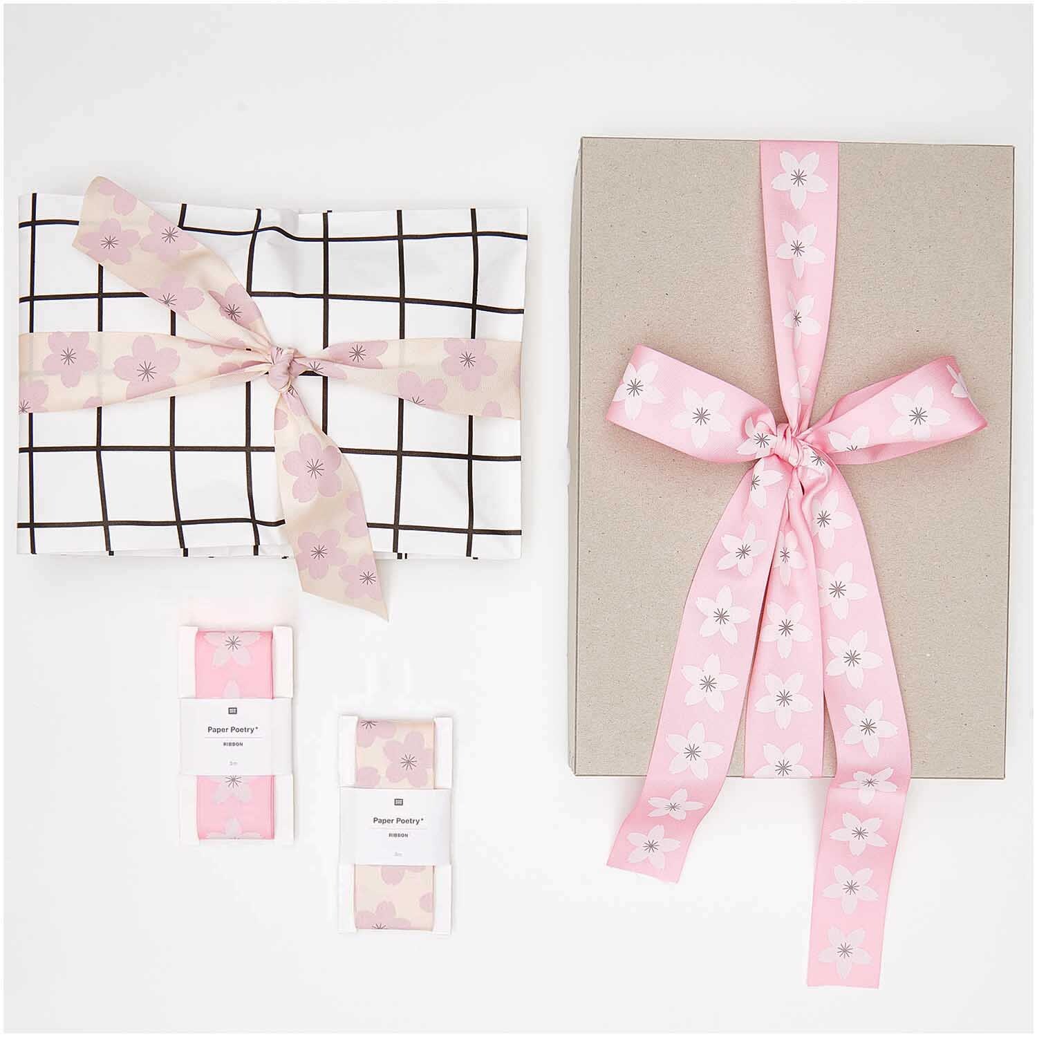 Paper Poetry Taftband Kirschblüten dekoriert Geschenke mit zarten Blütenmustern auf puderfarbenem Band. Ideal für stilvolle Verpackungen.