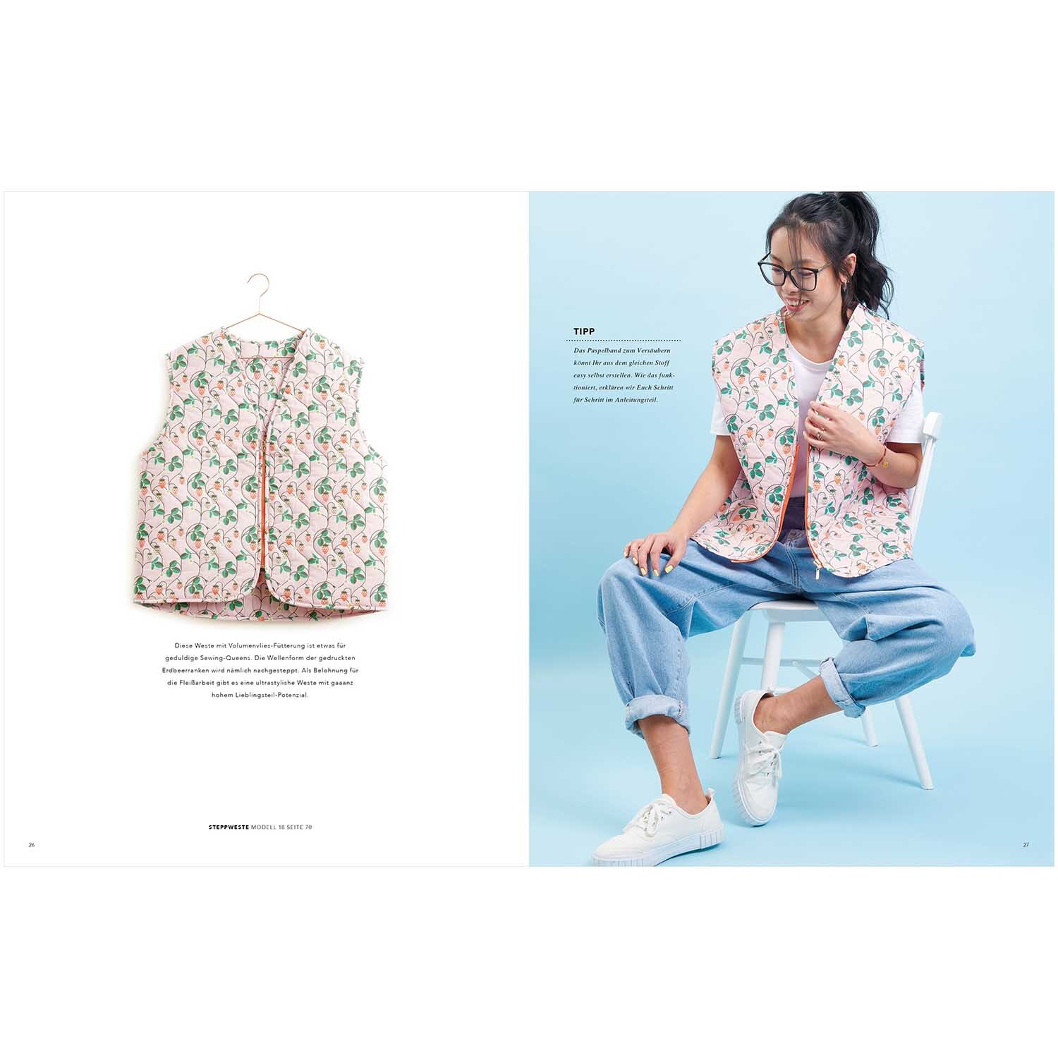 Das Rico Nähbuch Just Bees + Fruits + Flowers von Rico Design Das Rico Nähbuch Just Bees + Fruits + Flowers zeigt eine Frau in blumiger Weste von Rico Design, sitzend auf einem Stuhl.