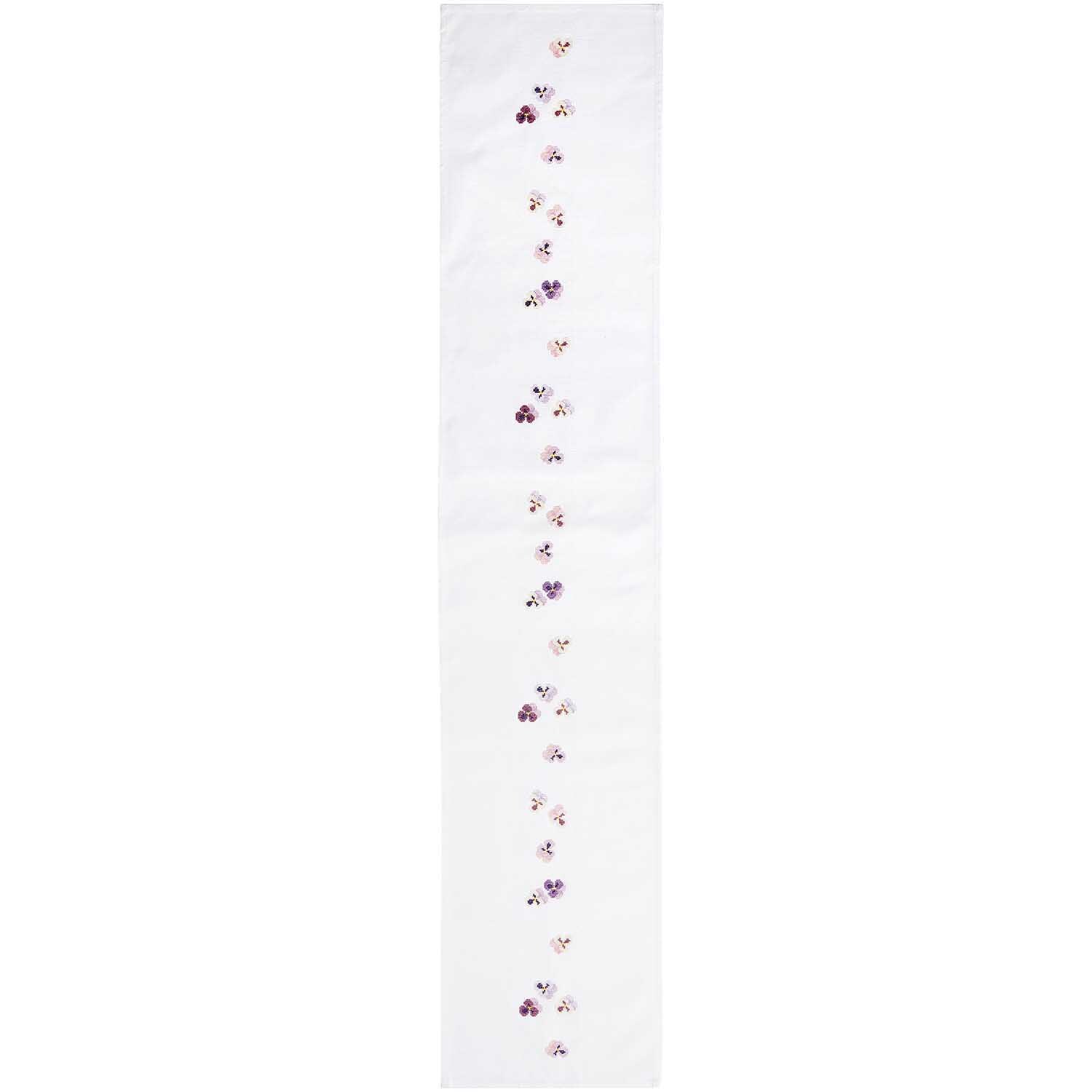 Stickpackung Tischband Stiefmütterchen von Rico Design, 30x160cm, zeigt zarte Blumenstickerei auf weißem Stoff.