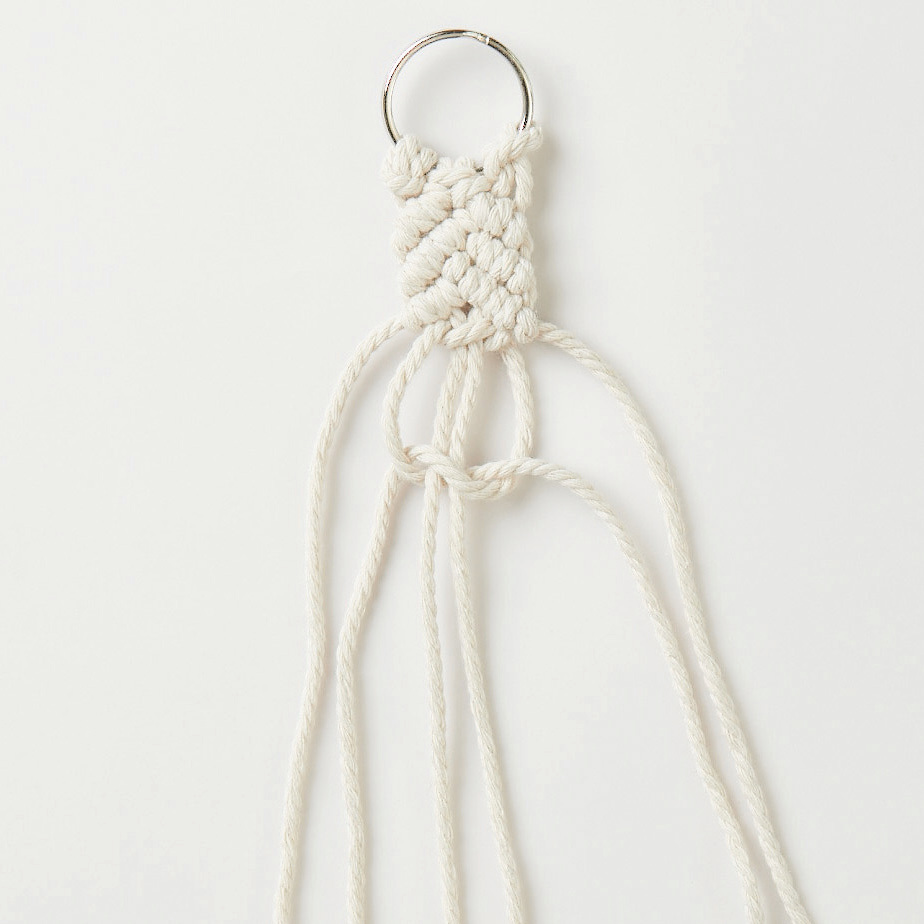 Set de macramé porte-clés 3 pièces from Rico Design Makramee Set Schlüsselanhänger von Rico Design, bestehend aus drei naturfarbenen Anhängern mit geflochtenem Muster und Schlüsselring.