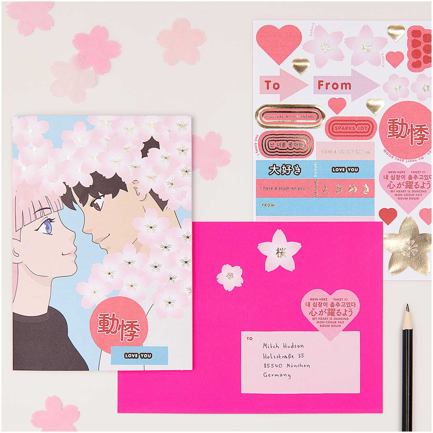 Paper Poetry Grußkartenset Manga Love mit rosa Umschlag, Aufklebern und Bleistift auf hellem Hintergrund.