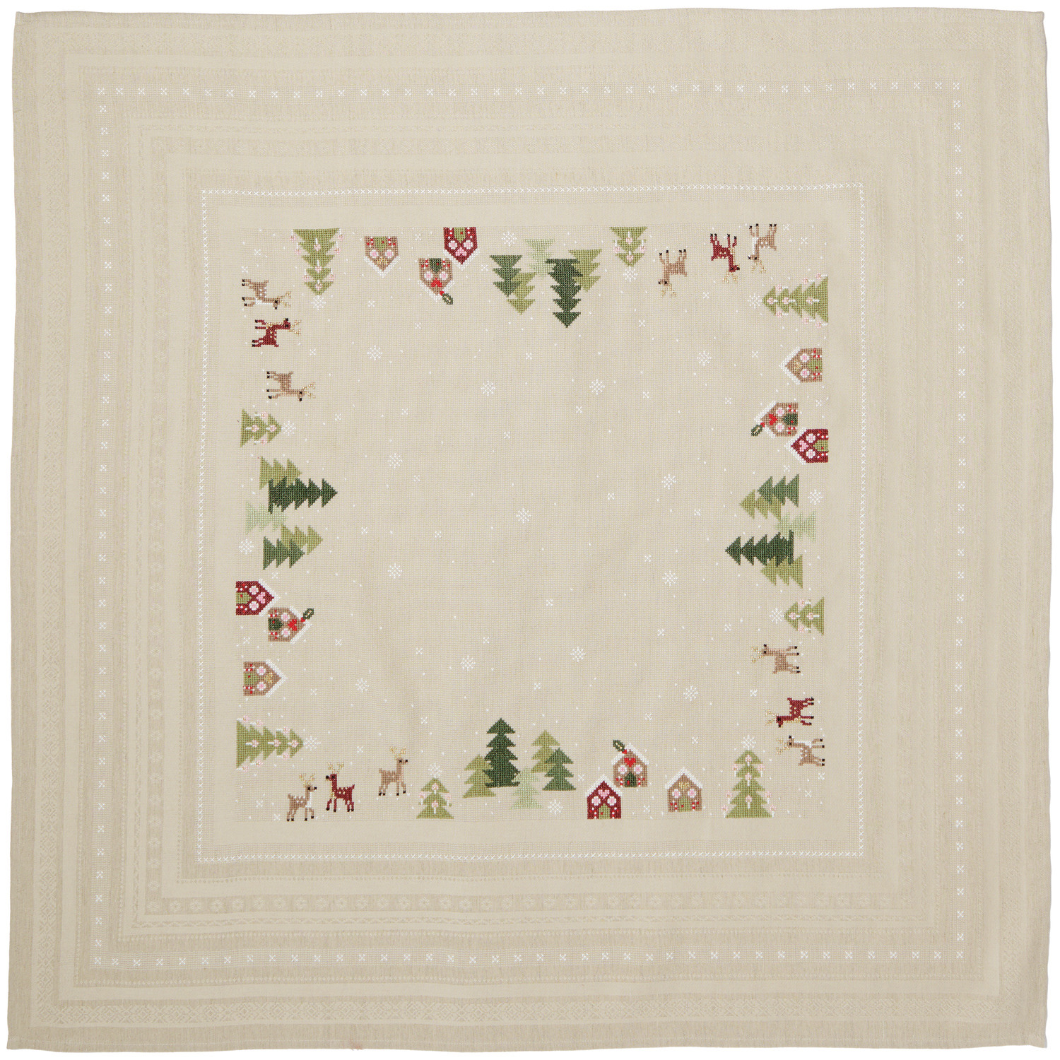Stickpackung Tischdecke Winterlandschaft mit winterlichen Motiven wie Tannenbäumen und Rentieren, 90x90cm, von Rico Design.