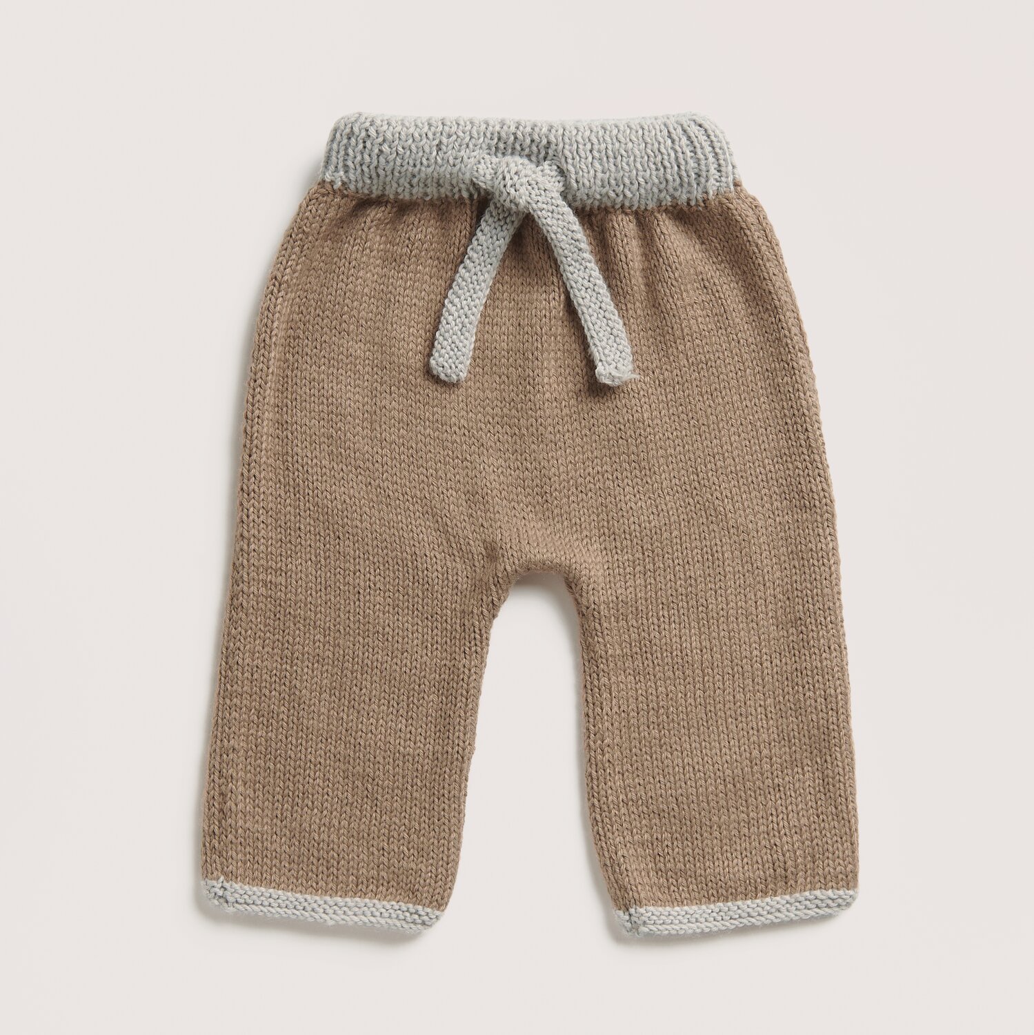 Strickset Hose Modell 14 aus Baby 042 in Nougat und Silbergrau, weiche Babyhose von Rico Design. Ideal für komfortable und stilvolle Outfits.