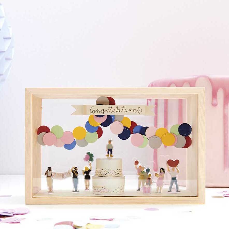 Figurico Gelsticker Geburtstag von Rico Design Figurico Gelsticker Geburtstag: Bunte Dekoration mit Figuren und Torte in Holzrahmen.