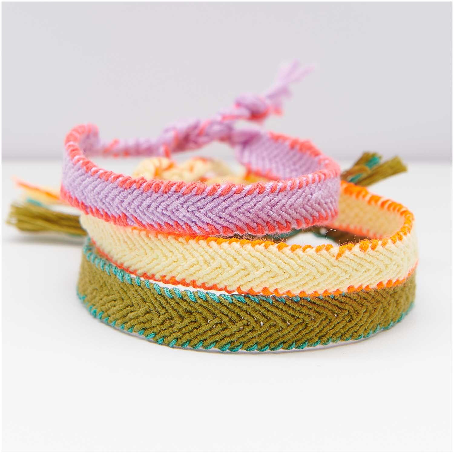 Set de fils à broder Multicolour Fashion 24 pièces 24-teilig from Rico Design Stickgarn Set Multicolour Fashion: Drei bunte Freundschaftsbänder aus mehrfarbigem Garn, 24-teilig von Rico Design.