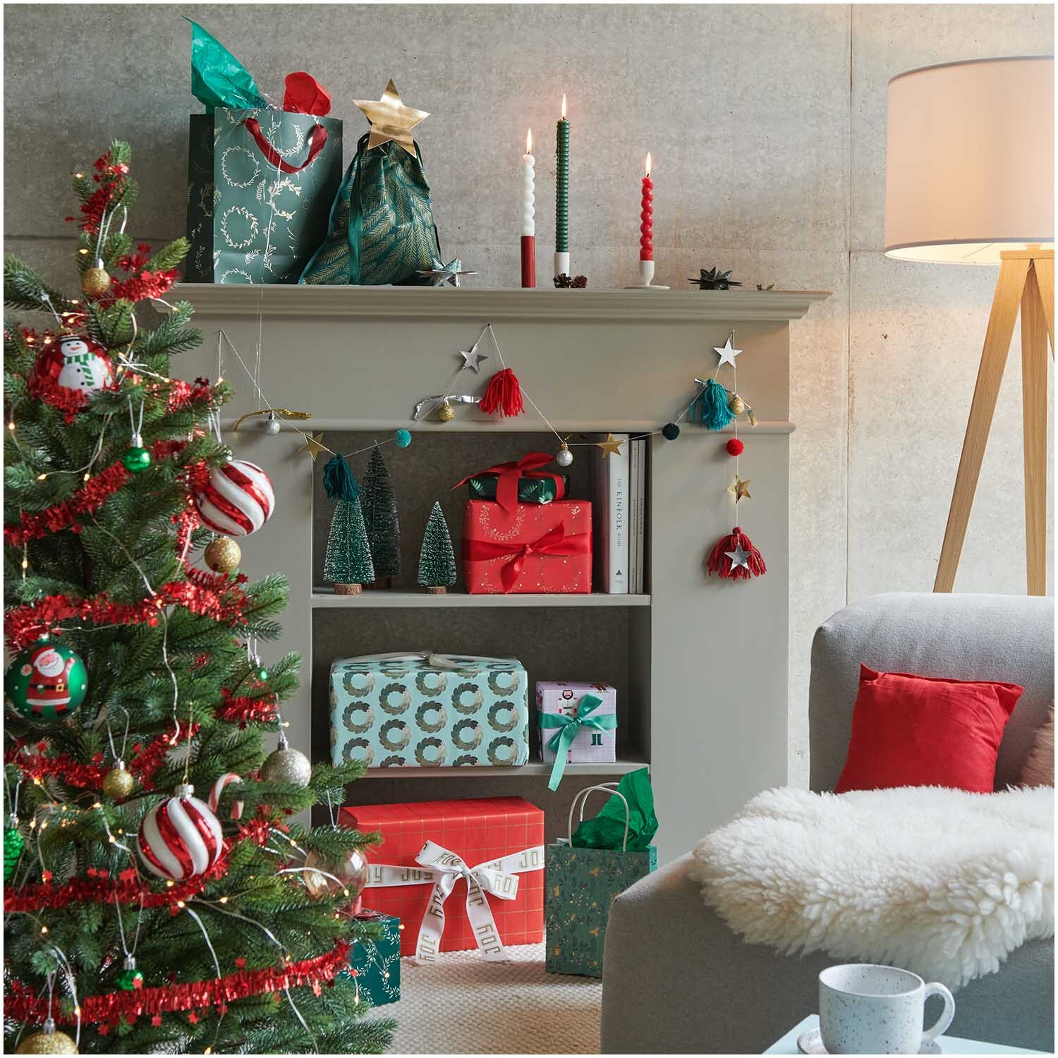 Paper Poetry Geschenkpapier Kränze grün 70cm 2m 80g/m² von Rico Design Paper Poetry Geschenkpapier Kränze dekoriert Geschenke unter einem festlichen Weihnachtsbaum.
