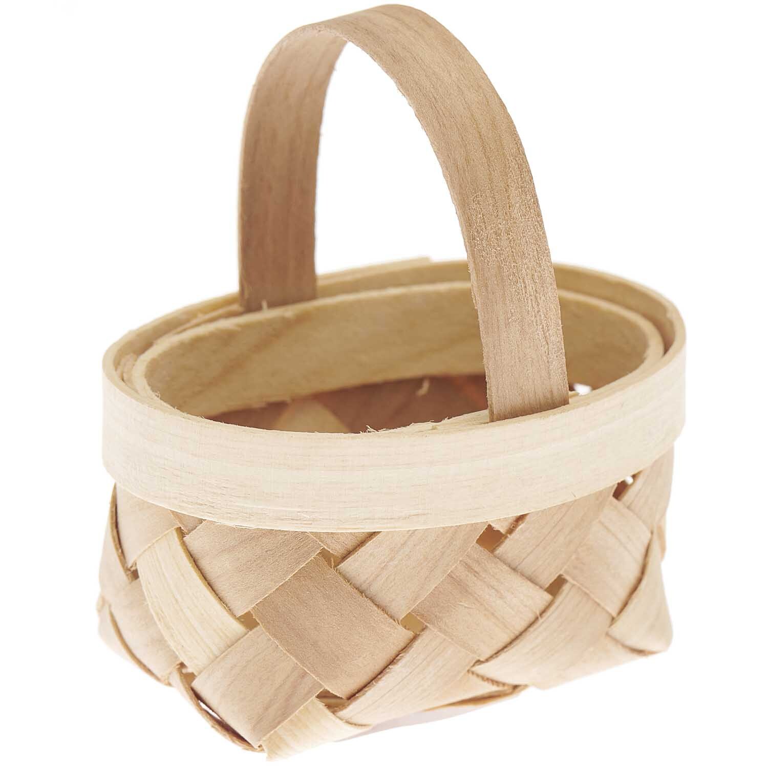 Miniatur Flechtkorb 6,5x7x5cm von Rico Design aus hellem Holz mit Henkel, ideal für Dekorationen.