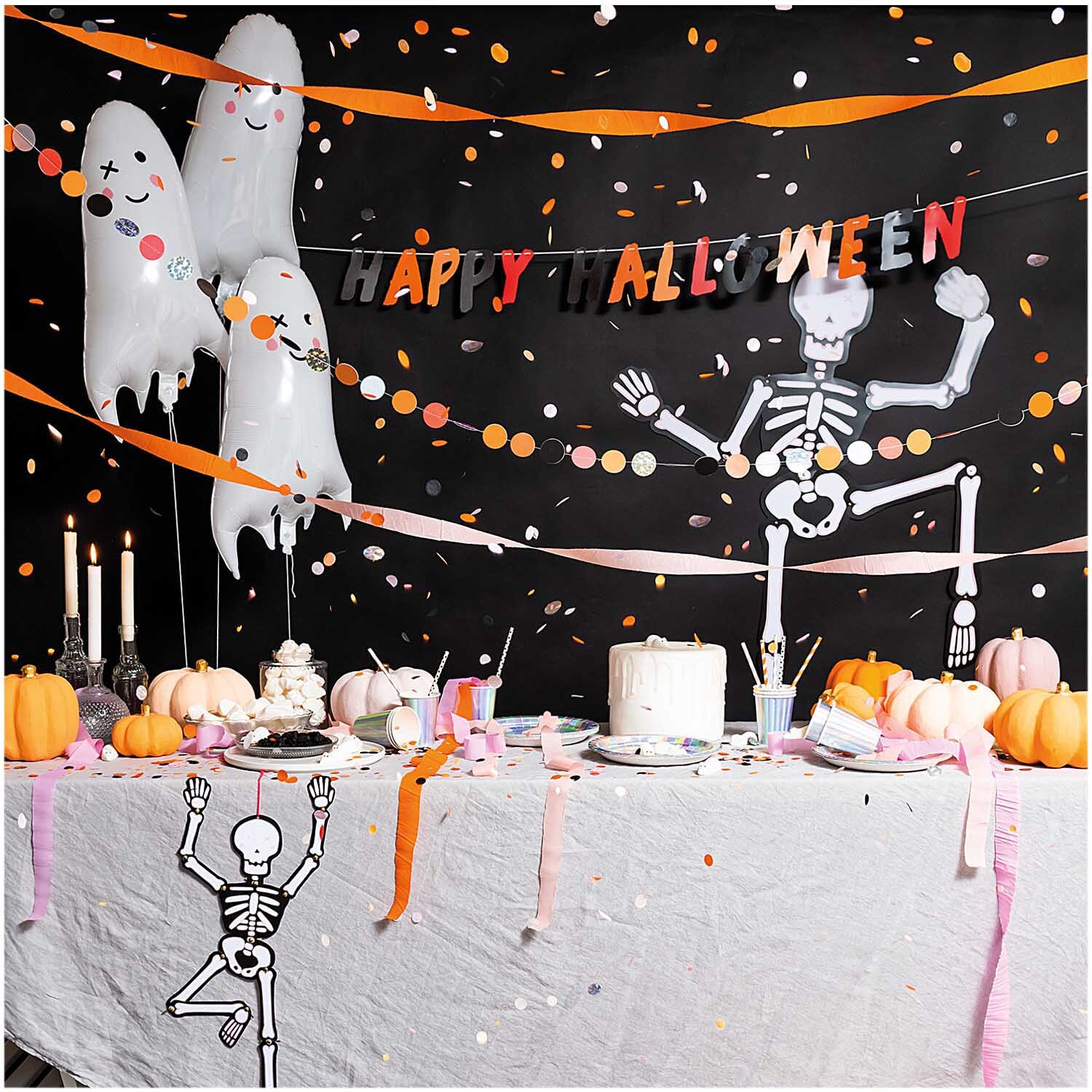 Paper Poetry Hänge-Skelett groß 32x140cm von Rico Design Paper Poetry Hänge-Skelett groß 32x140cm vor einem dekorierten Halloween-Tisch mit Kürbissen und Geistern.