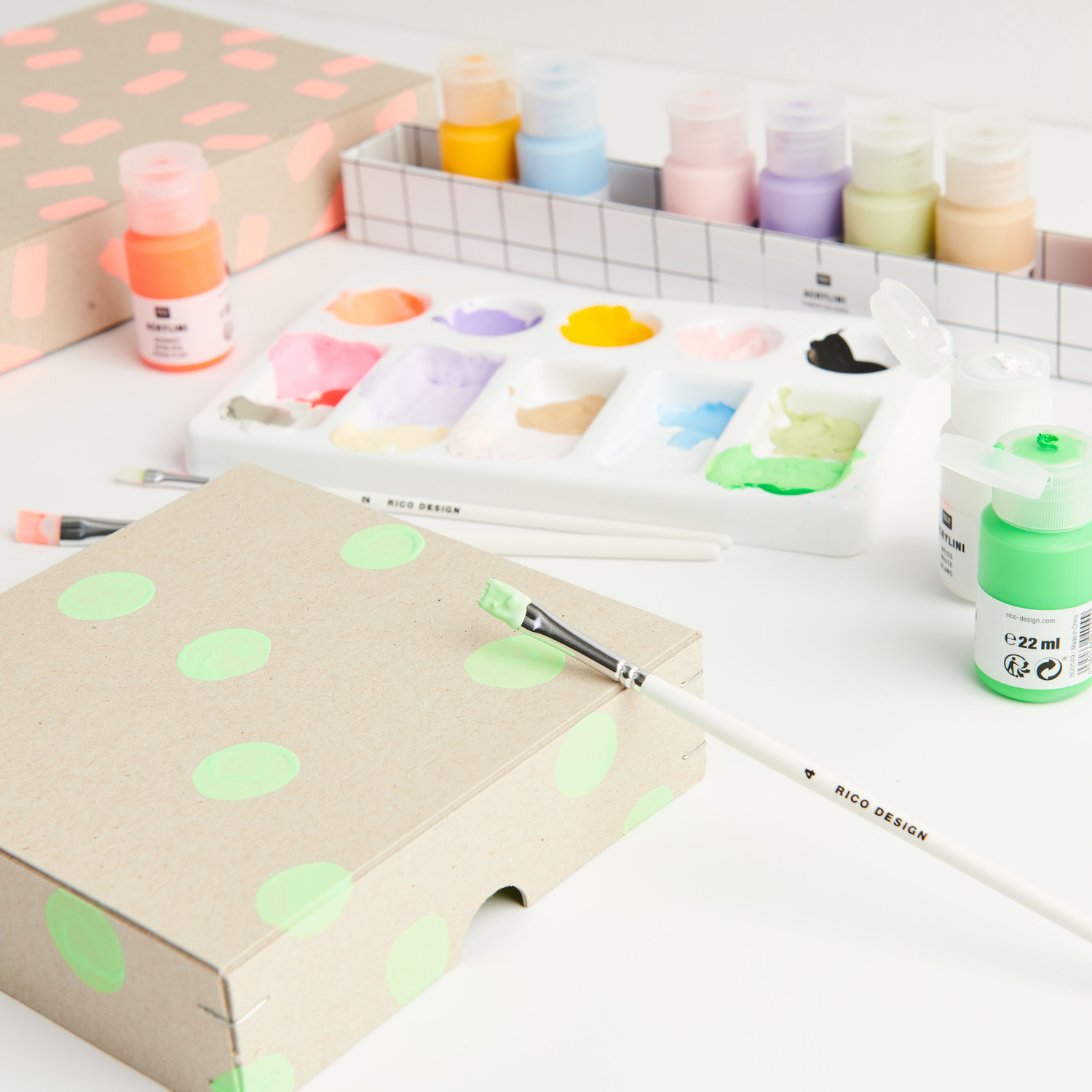 Acrylini Acrylfarben Set Power Colours 12x22ml von Rico Design Acrylini Acrylfarben Set Power Colours mit 12x22ml Tuben, Pinseln und Mischpalette auf einem Tisch.