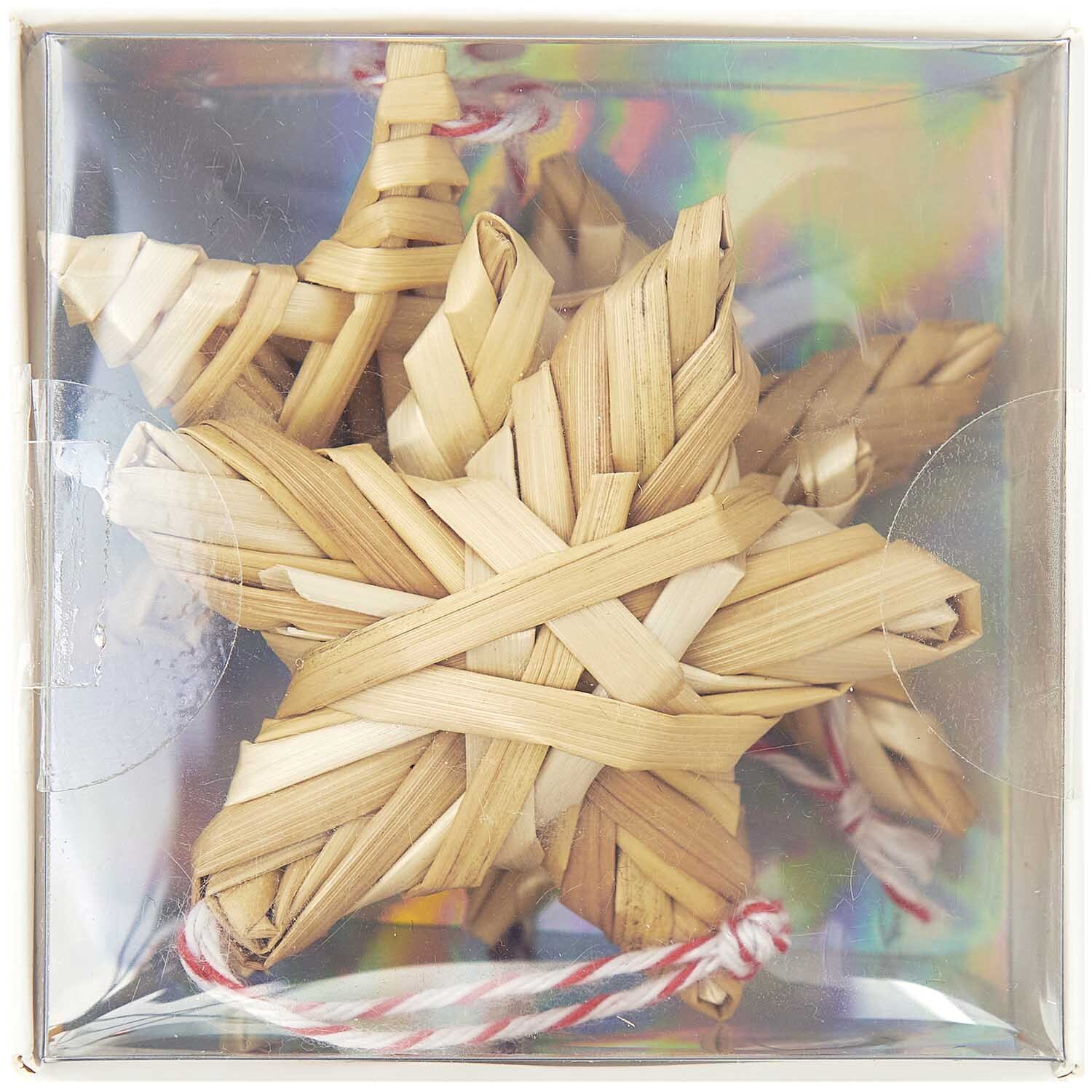 Strohstern-Set 5x5cm: Vier handgefertigte Strohsterne in Naturtönen, ideal für festliche Dekorationen.
