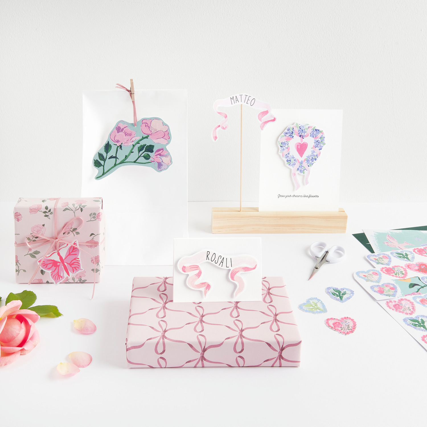 Paper Poetry Motivpapierblock La Vie En Rose 23 Blatt von Rico Design Paper Poetry Motivpapierblock La Vie En Rose: Kreative Bastelideen mit floralen Designs und zarten Pastelltönen für individuelle Grußkarten und Dekorationen.